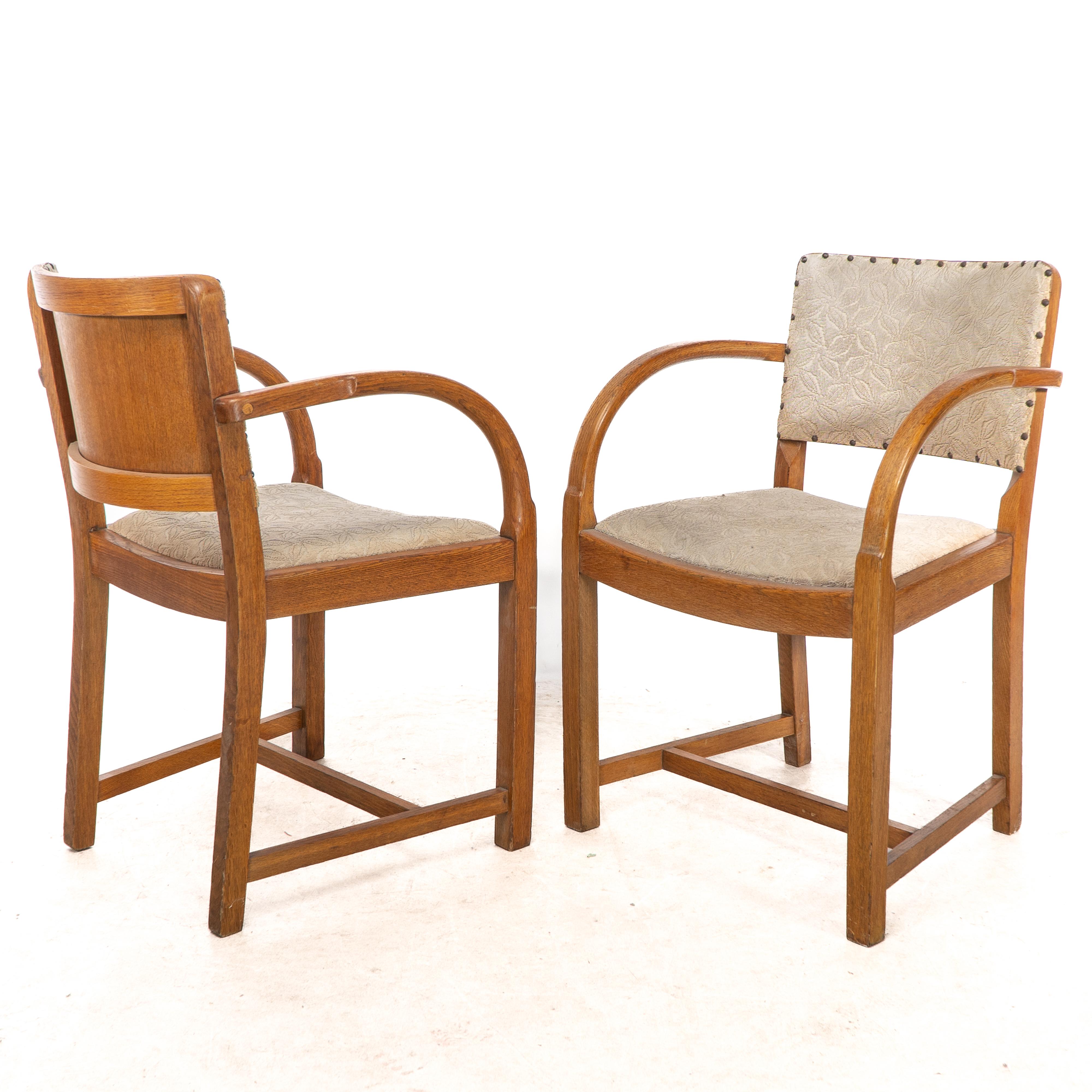 Inizio XX secolo Guarisce. Quattro poltrone Art Deco in rovere con schienale sagomato e braccioli arrotondati in vendita
