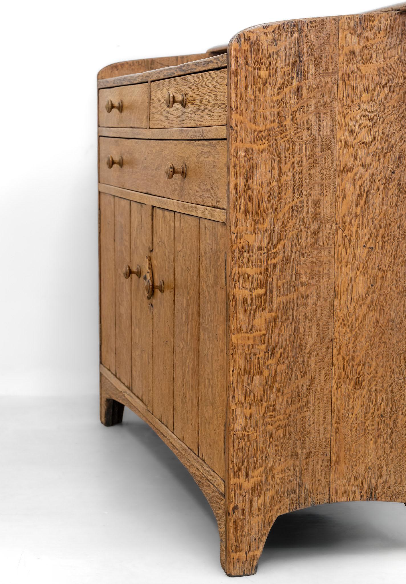 Arts and Crafts Cassettone Heals Oak Letchworth progettato da Sir Ambrose Heal's in vendita