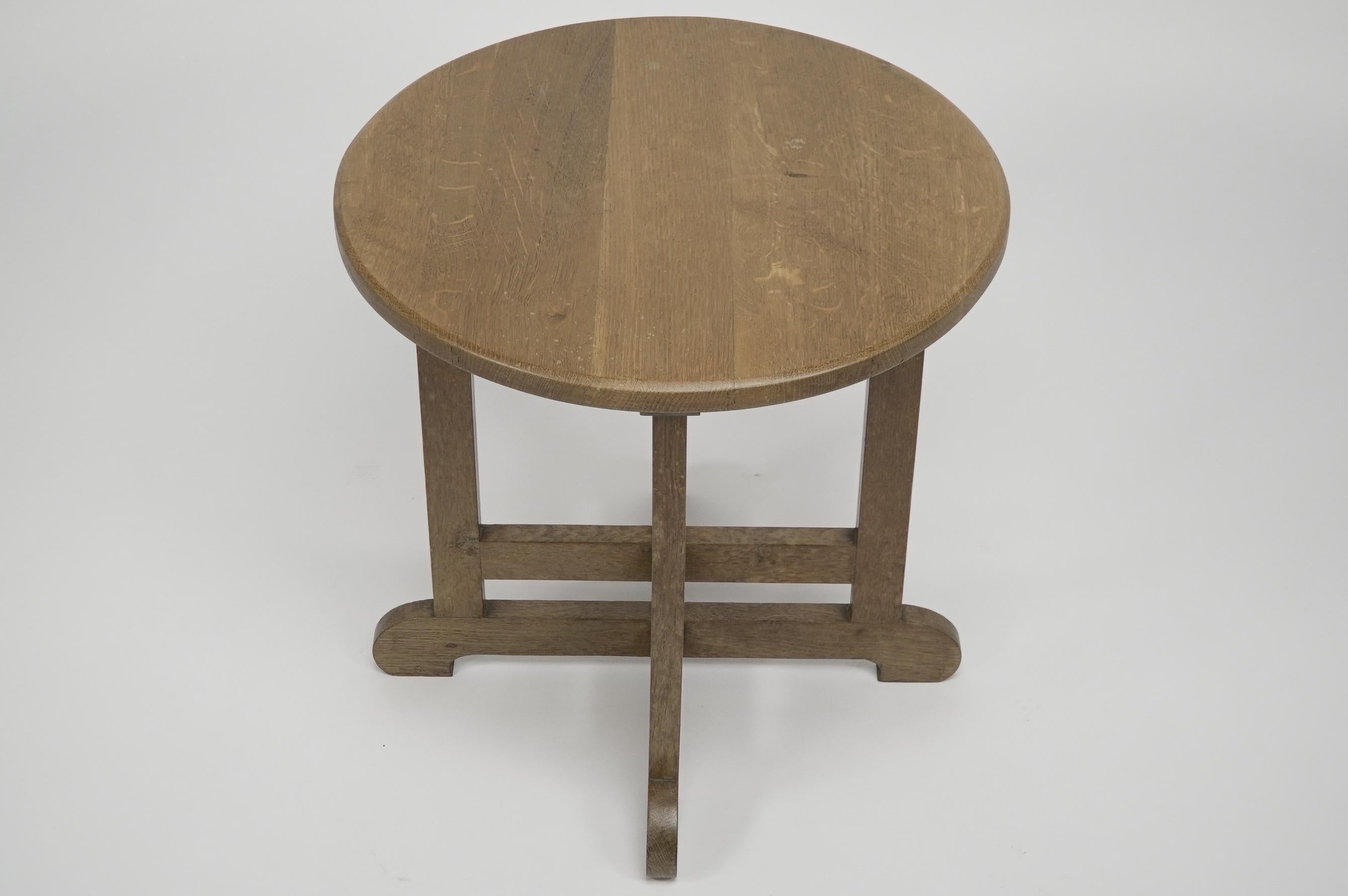 Anglais Heals of London dans le style de Table d'appoint ou d'appoint circulaire en Oak. en vente