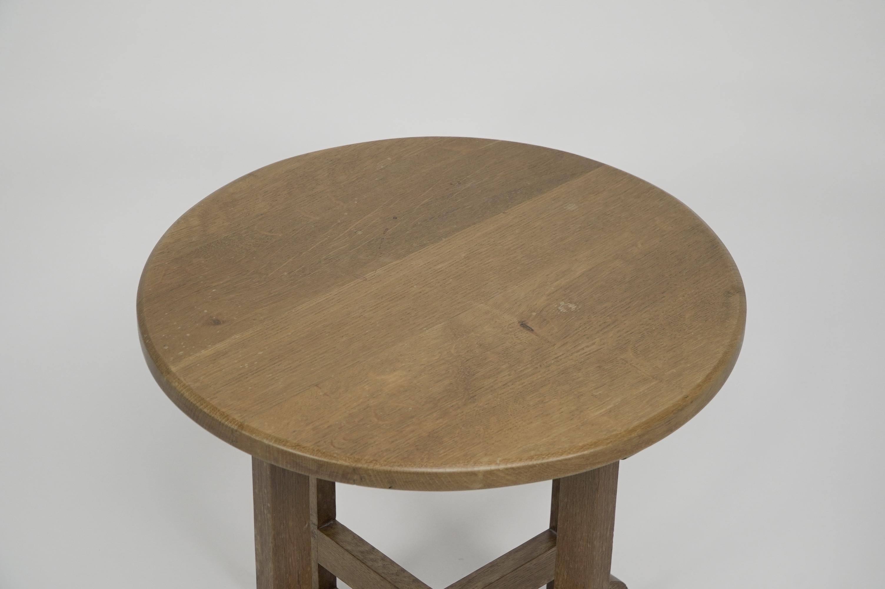 English Heals of London in the style of. An oak circular oak side or occasional table. For Sale