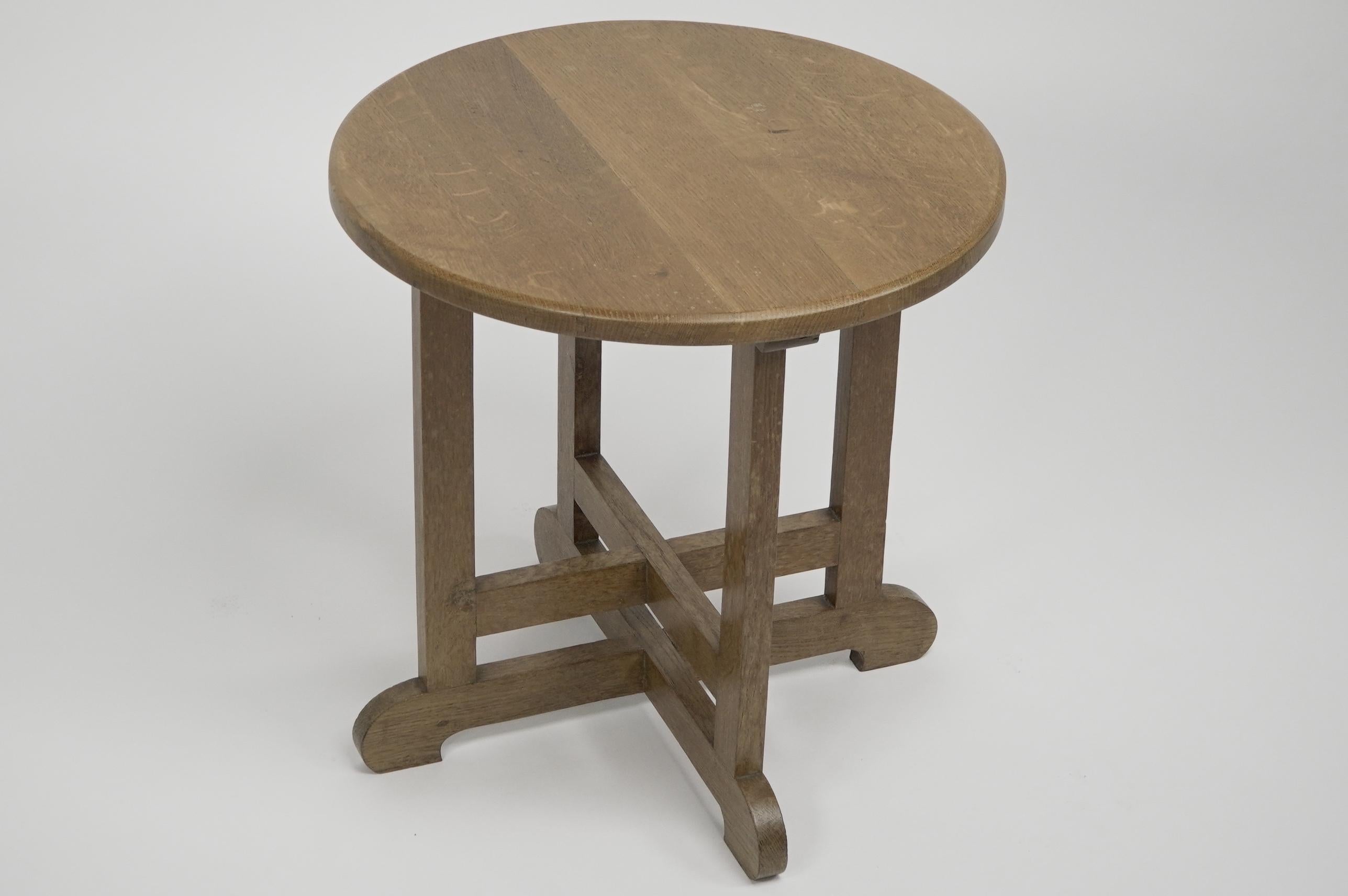Early 20th Century Heals of London in the style of. An oak circular oak side or occasional table. For Sale