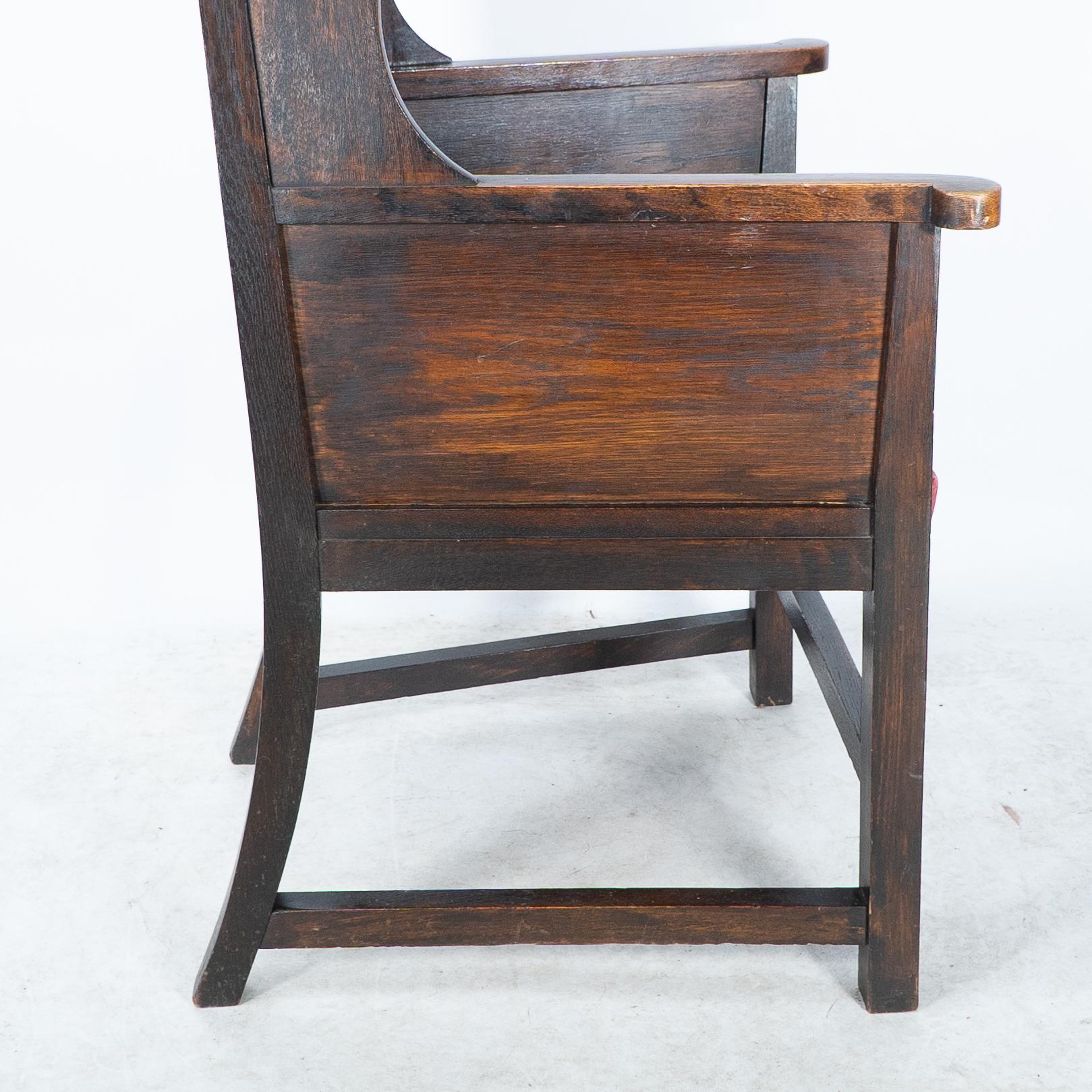 Heals of London Attri. a Tall Arts & Crafts Oak Wing Back or Porter's Armchair (poltrona da portiere) in vendita 6