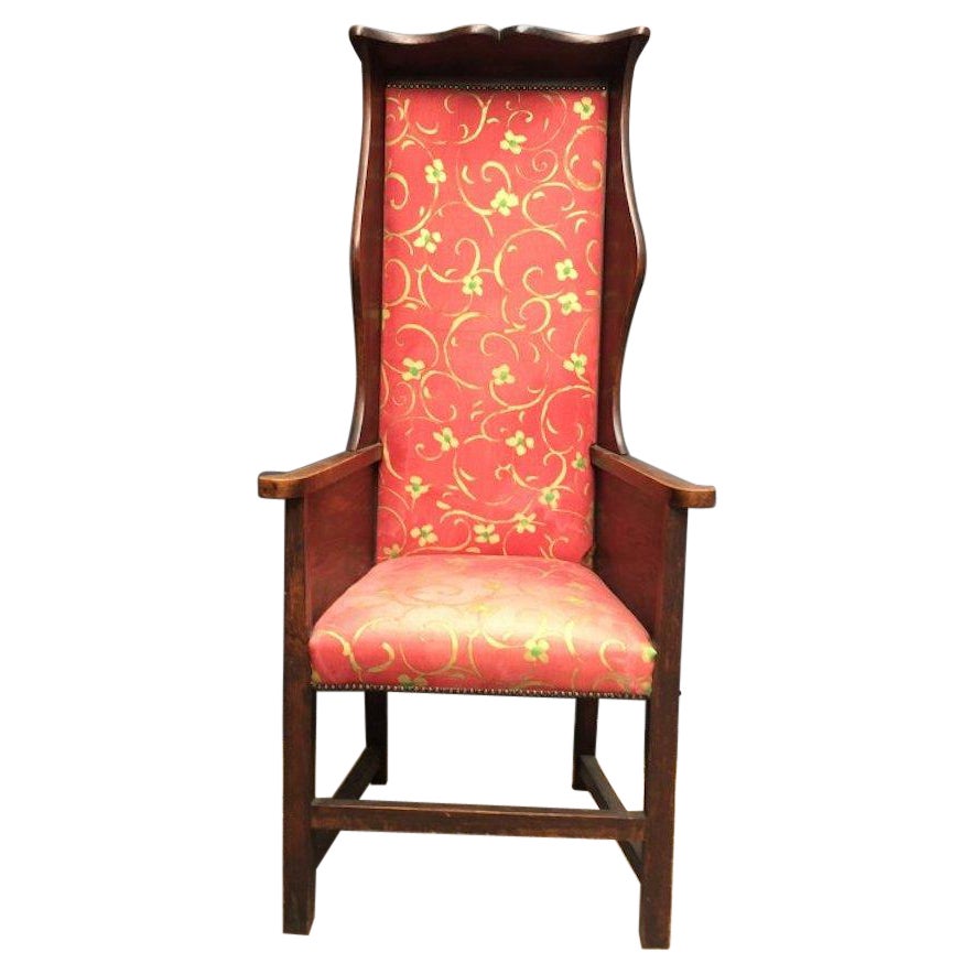 Attribution de Heals of London. 
Fauteuil à haut dossier en chêne Arts & Crafts, avec corniche et ailes allongées sur les côtés pour éloigner les courants d'air du porteur.
