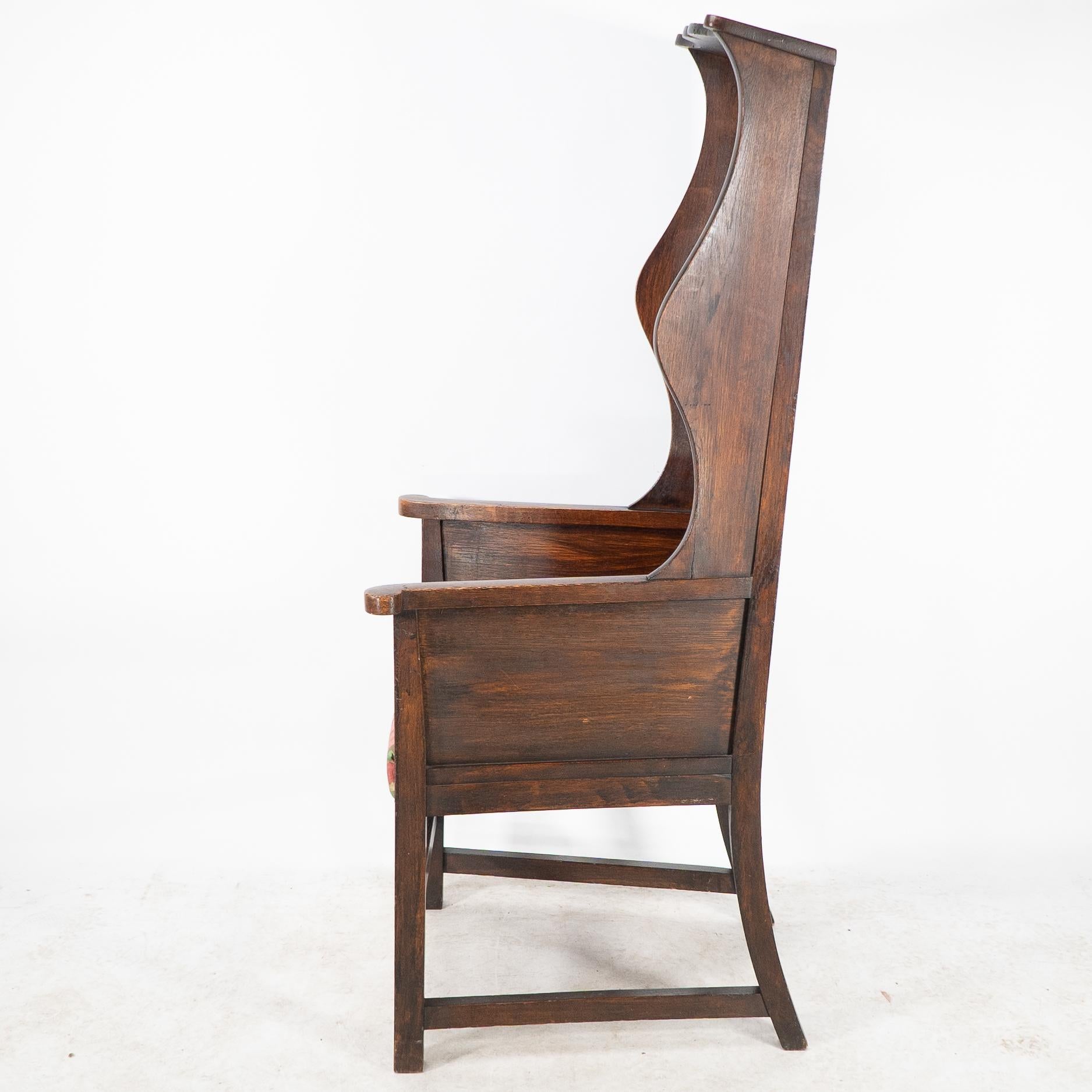 Fatto a mano Heals of London Attri. a Tall Arts & Crafts Oak Wing Back or Porter's Armchair (poltrona da portiere) in vendita