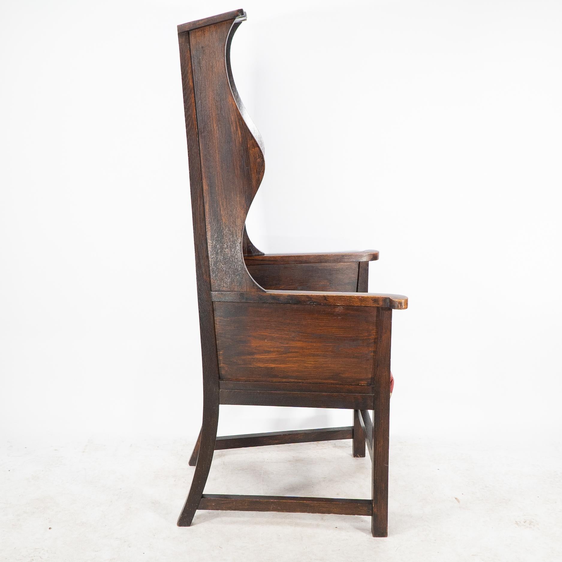 Inizio XX secolo Heals of London Attri. a Tall Arts & Crafts Oak Wing Back or Porter's Armchair (poltrona da portiere) in vendita