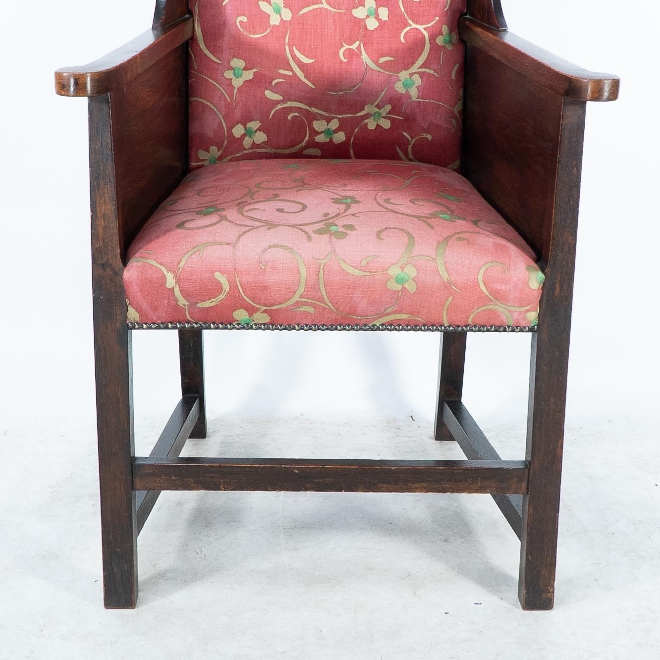 Heals of London Attri. a Tall Arts & Crafts Oak Wing Back or Porter's Armchair (poltrona da portiere) in vendita 1