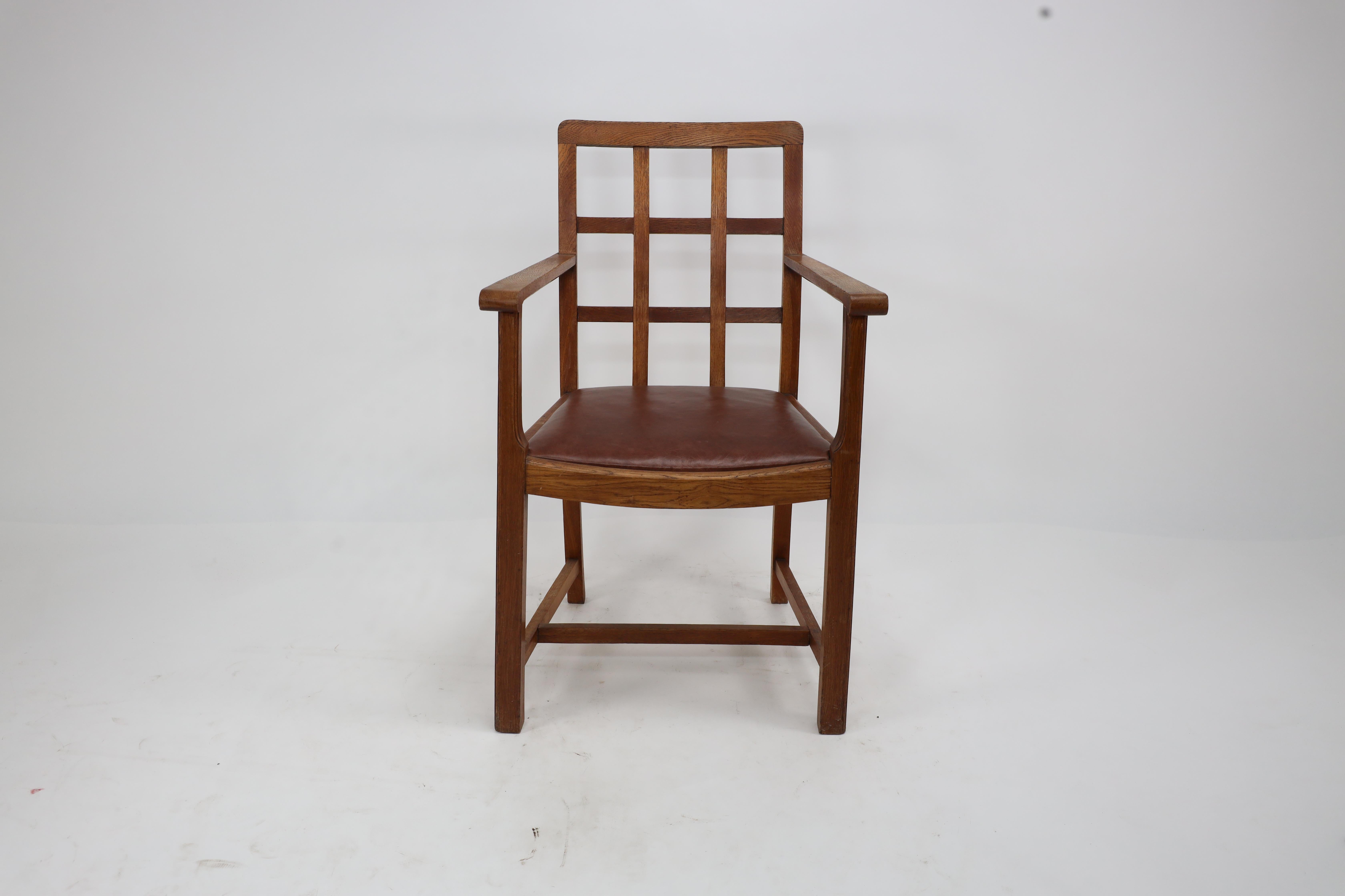 Heal's de Londres, attri. Ensemble de quatre fauteuils en chêne à dossier en treillis de style Arts and Crafts en vente 9