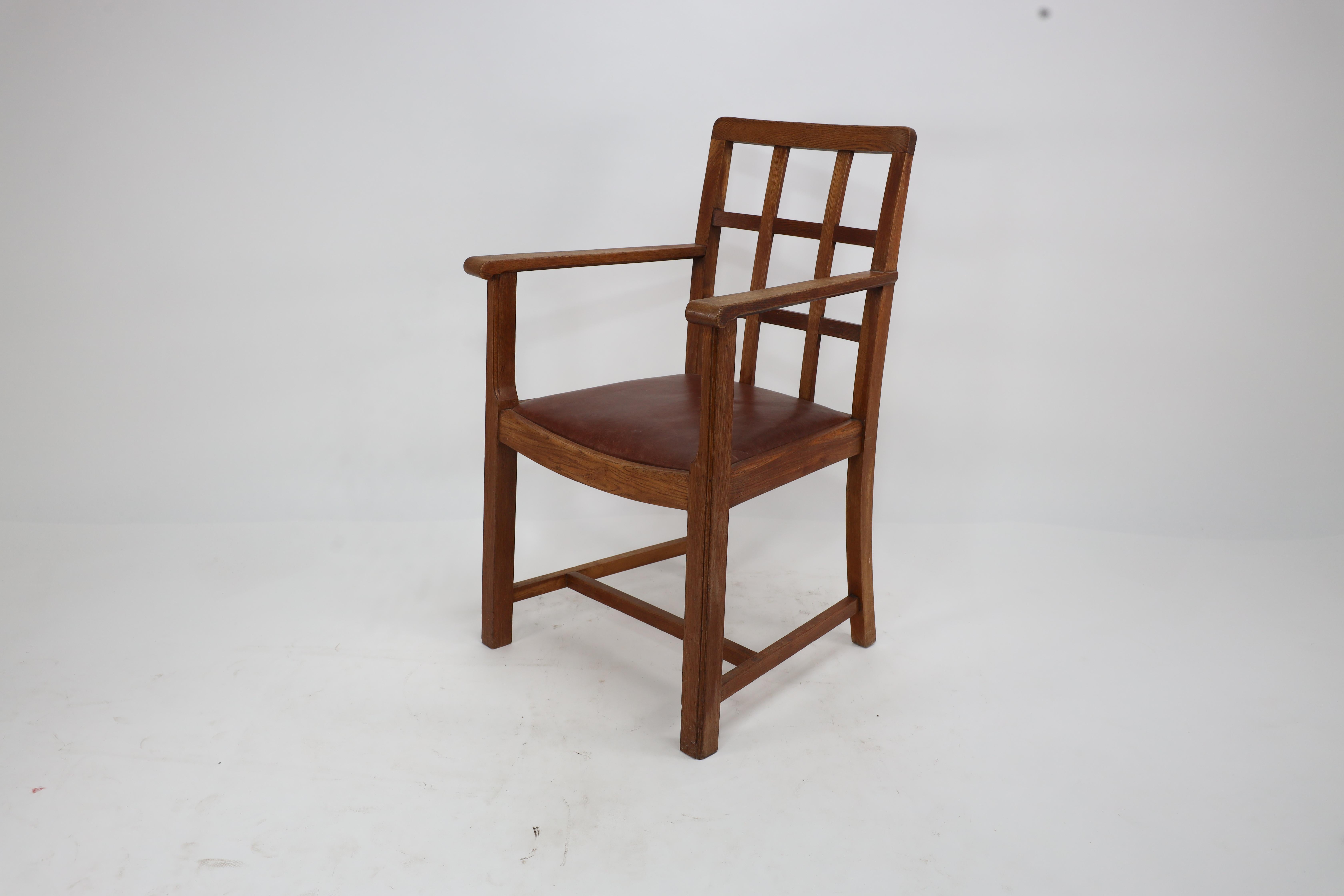 Heal's de Londres, attri. Ensemble de quatre fauteuils en chêne à dossier en treillis de style Arts and Crafts en vente 10