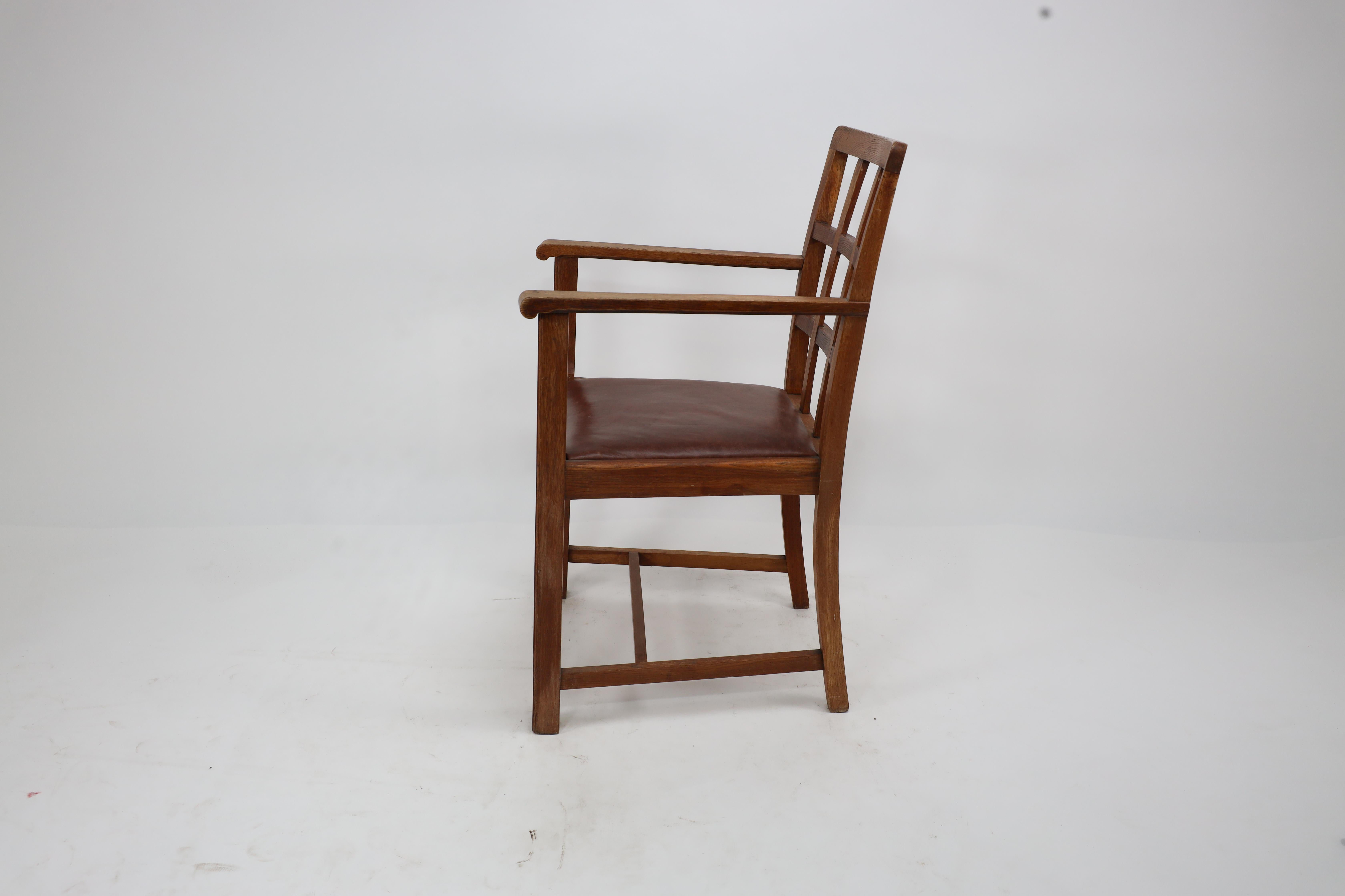 Heals of London, attri. A set of four Arts and Crafts Lattice back oak armchairs For Sale 12