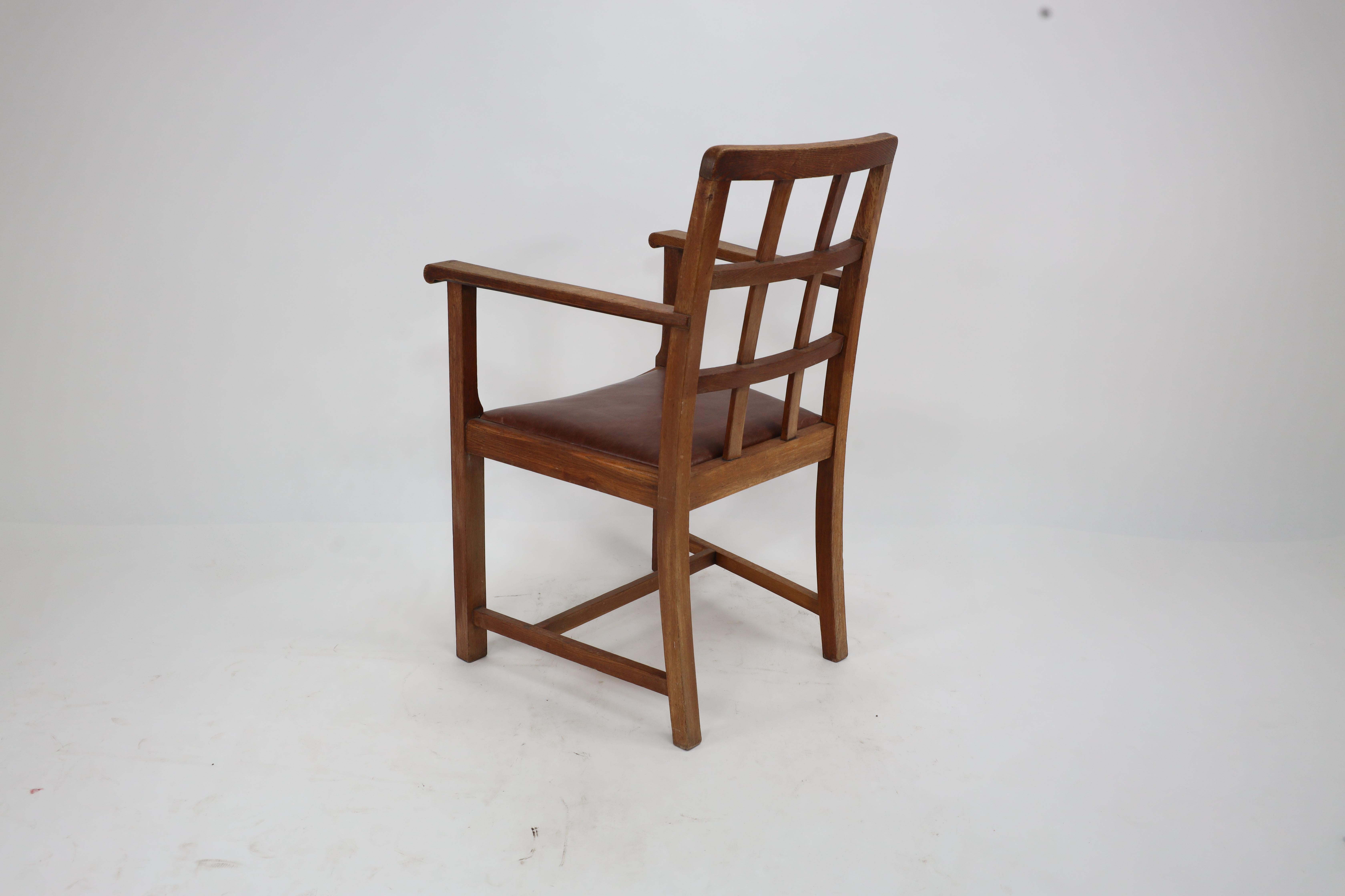 Heals of London, attri. A set of four Arts and Crafts Lattice back oak armchairs For Sale 13