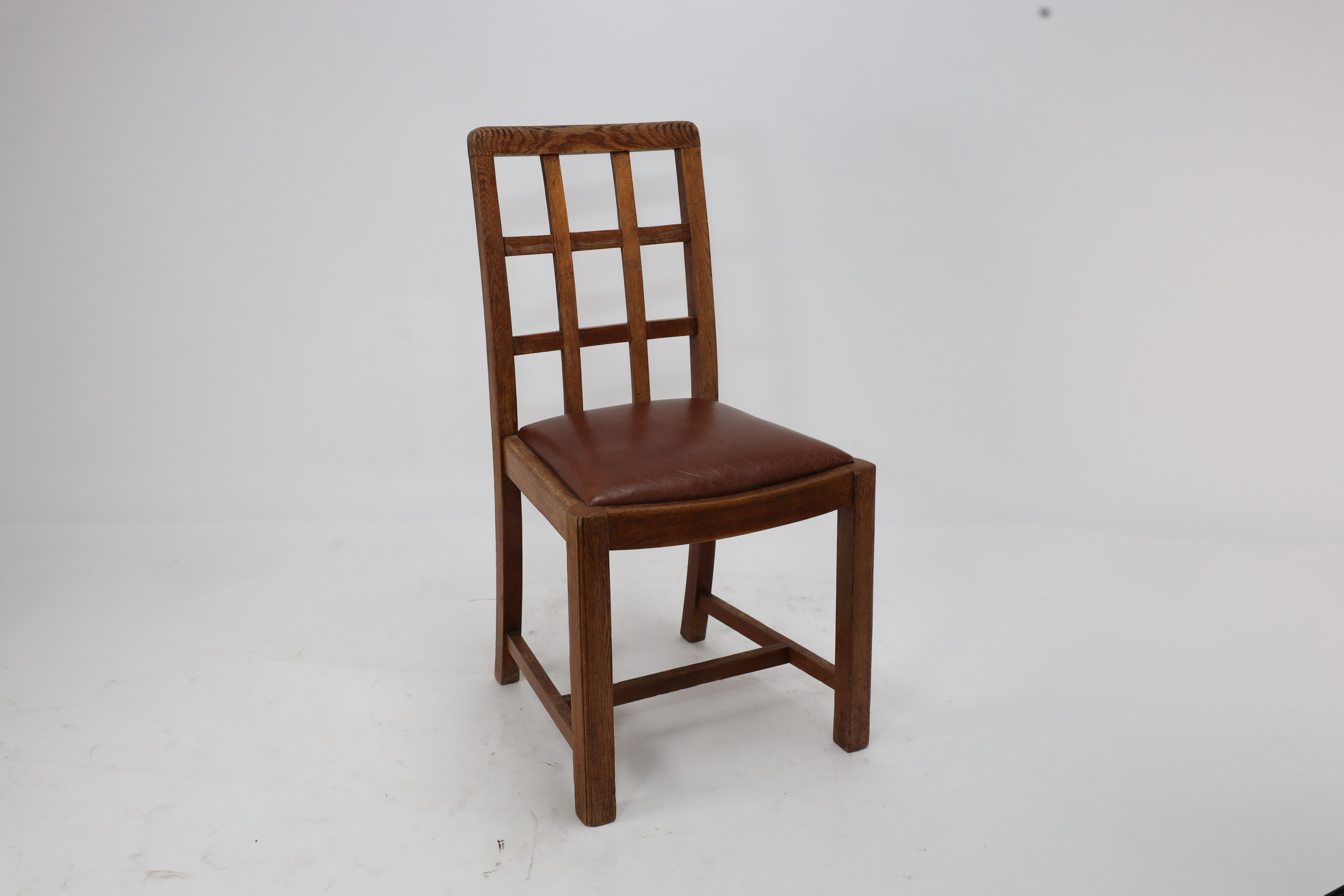 Heal's de Londres, attri. Ensemble de quatre fauteuils en chêne à dossier en treillis de style Arts and Crafts Bon état - En vente à London, GB