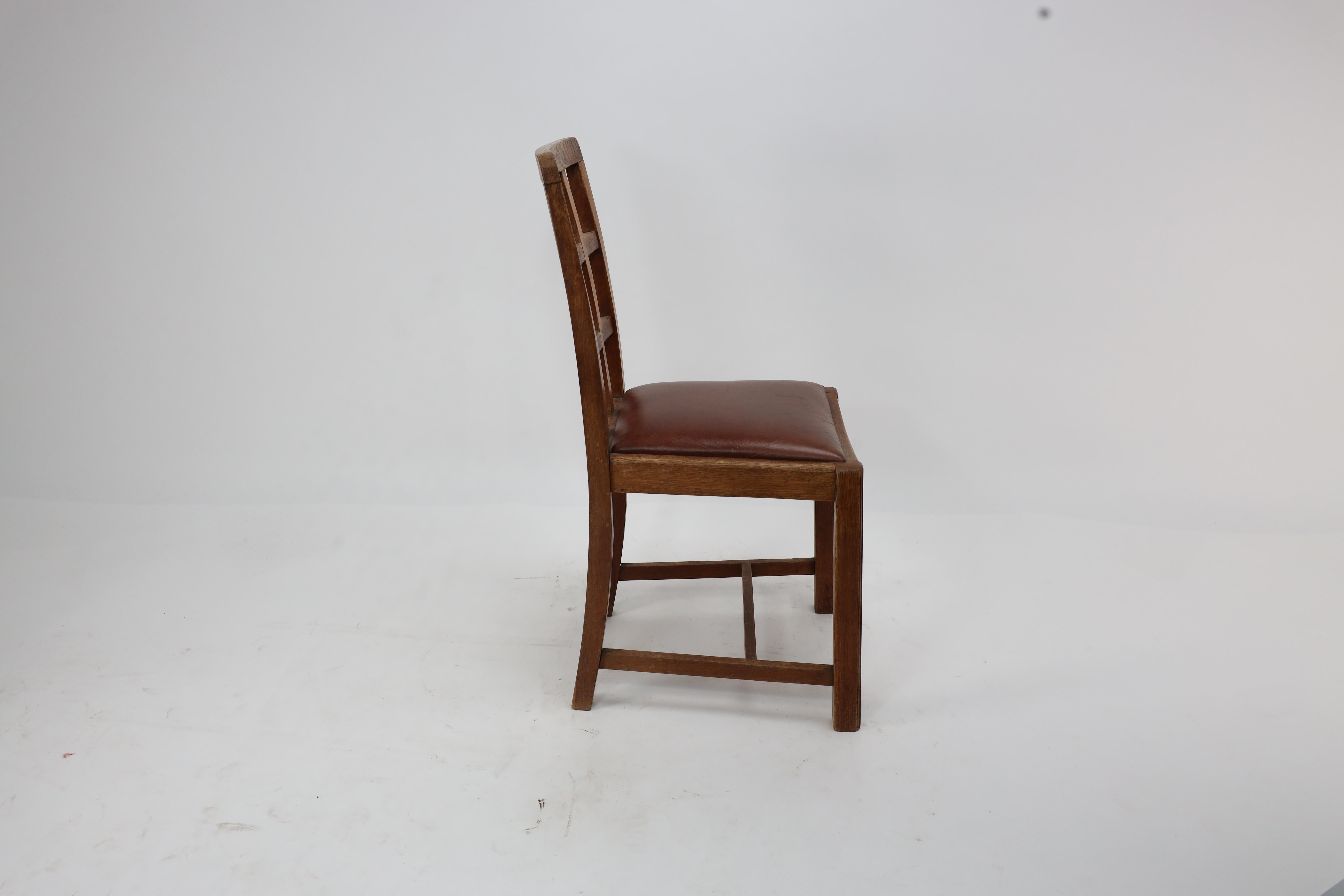 Début du 20ème siècle Heal's de Londres, attri. Ensemble de quatre fauteuils en chêne à dossier en treillis de style Arts and Crafts en vente