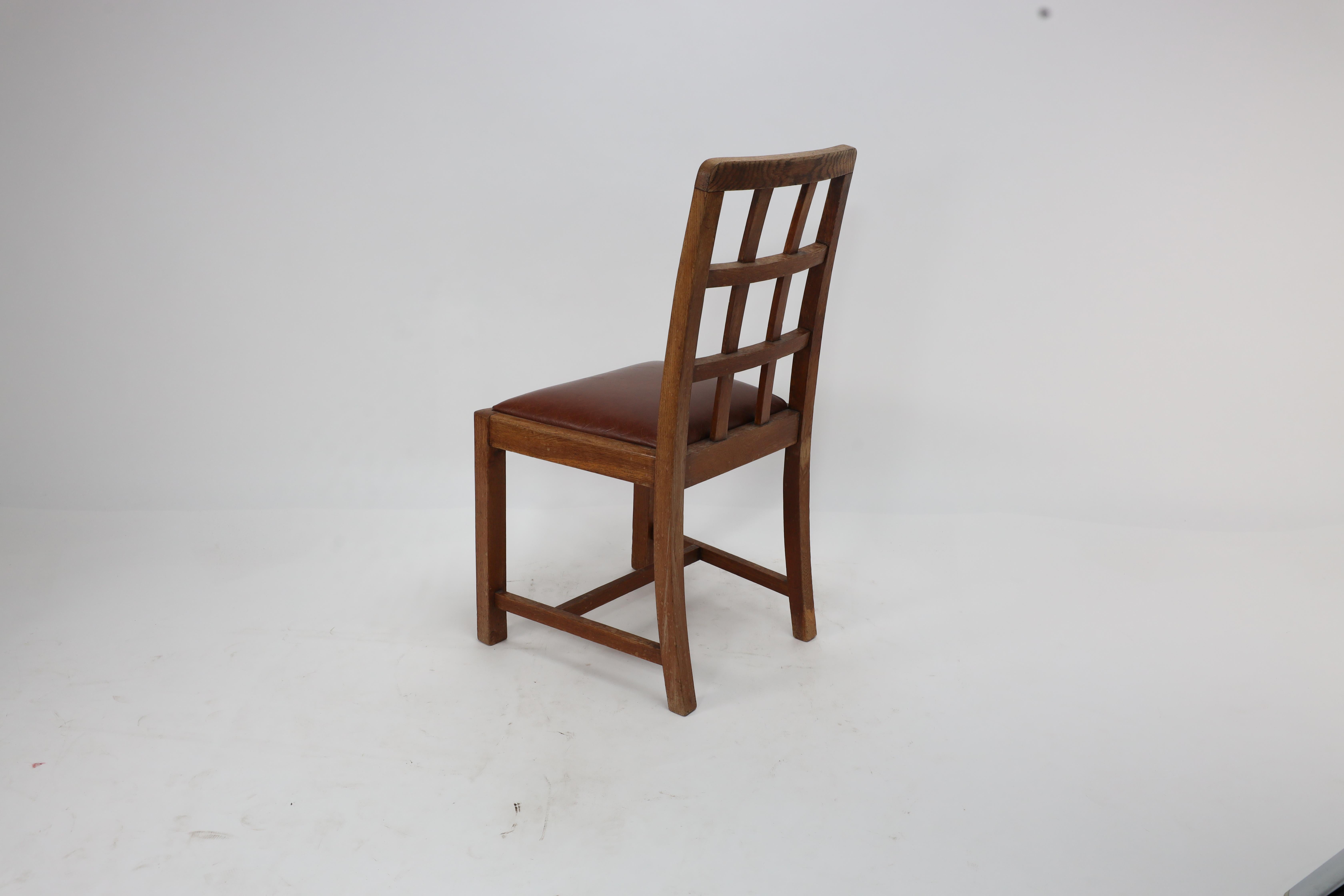 Heal's de Londres, attri. Ensemble de quatre fauteuils en chêne à dossier en treillis de style Arts and Crafts en vente 2