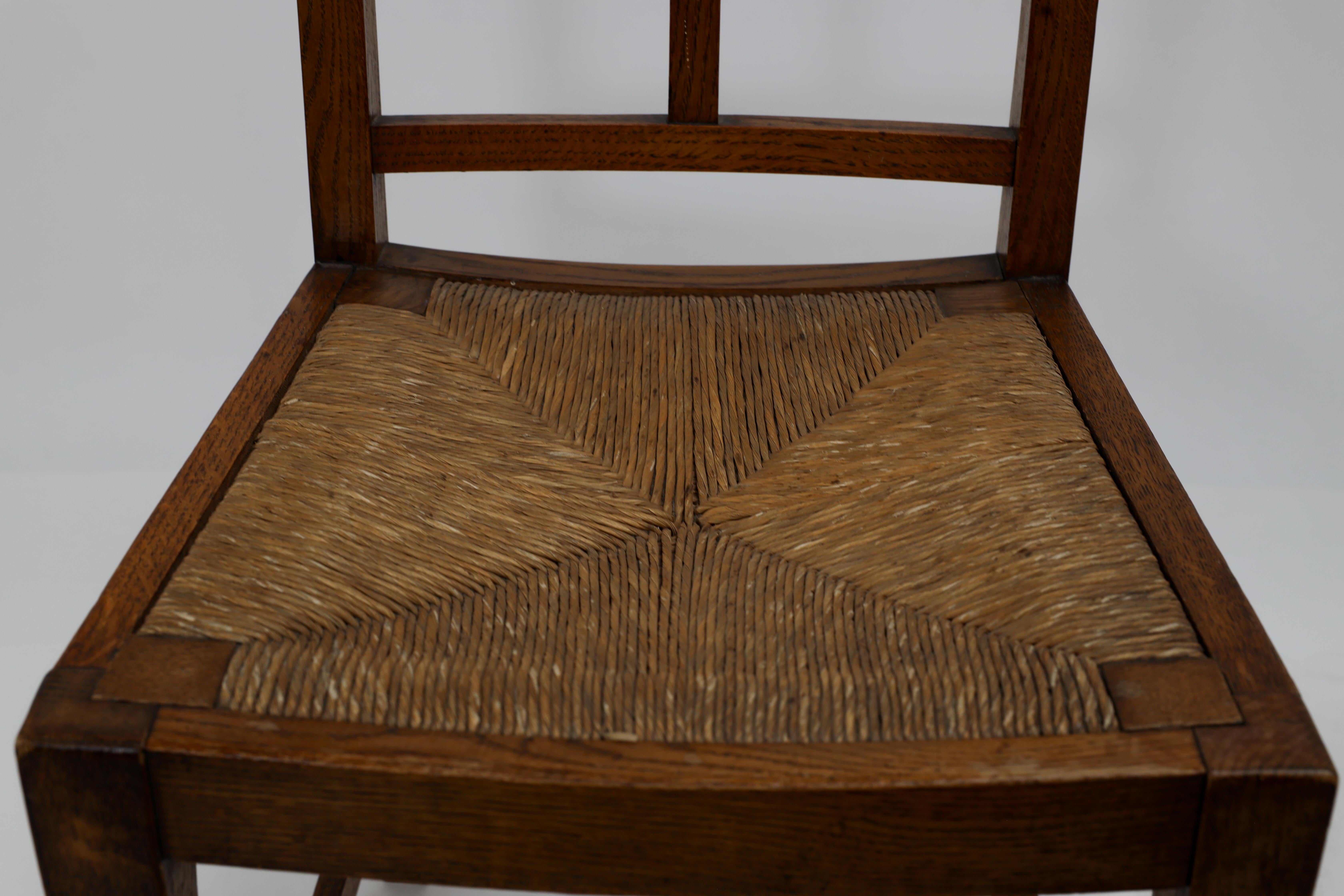 Heals of London, attributed. An Arts & Crafts oak lattice back side chair For Sale 1
