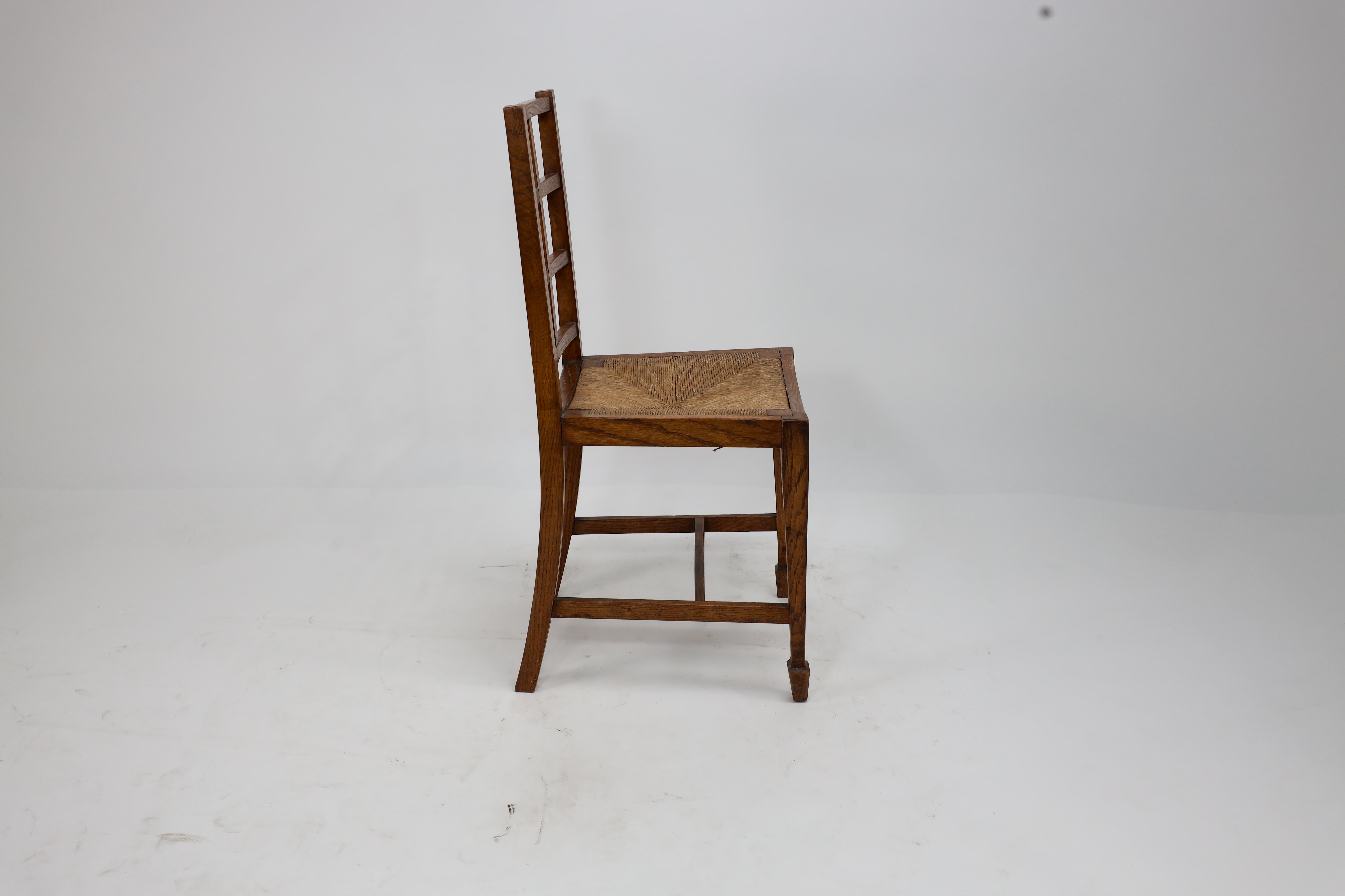 Early 20th Century Heals of London, attributed. An Arts & Crafts oak lattice back side chair For Sale