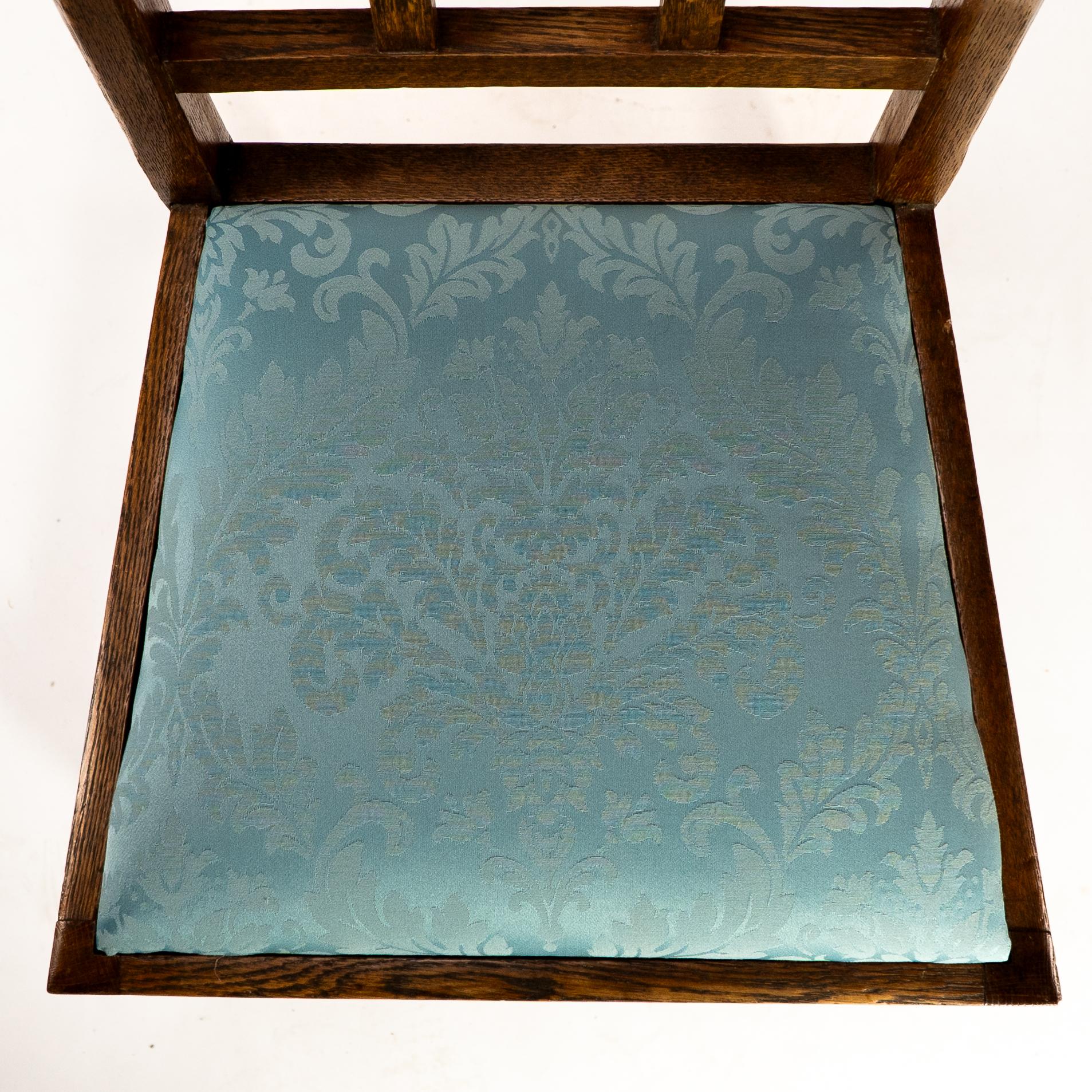 Guarisce. Set di 4 sedie da pranzo con schienale a traliccio in Oak & Crafts e sedute in damasco blu in vendita 3