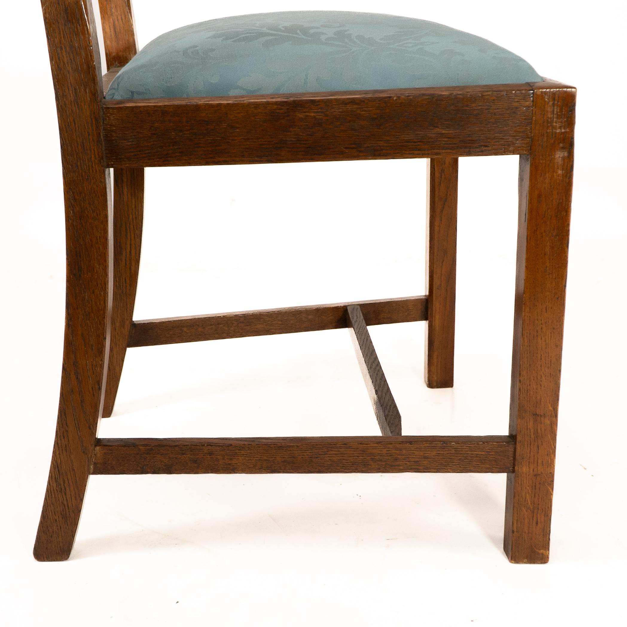 Guarisce. Set di 4 sedie da pranzo con schienale a traliccio in Oak & Crafts e sedute in damasco blu in vendita 4