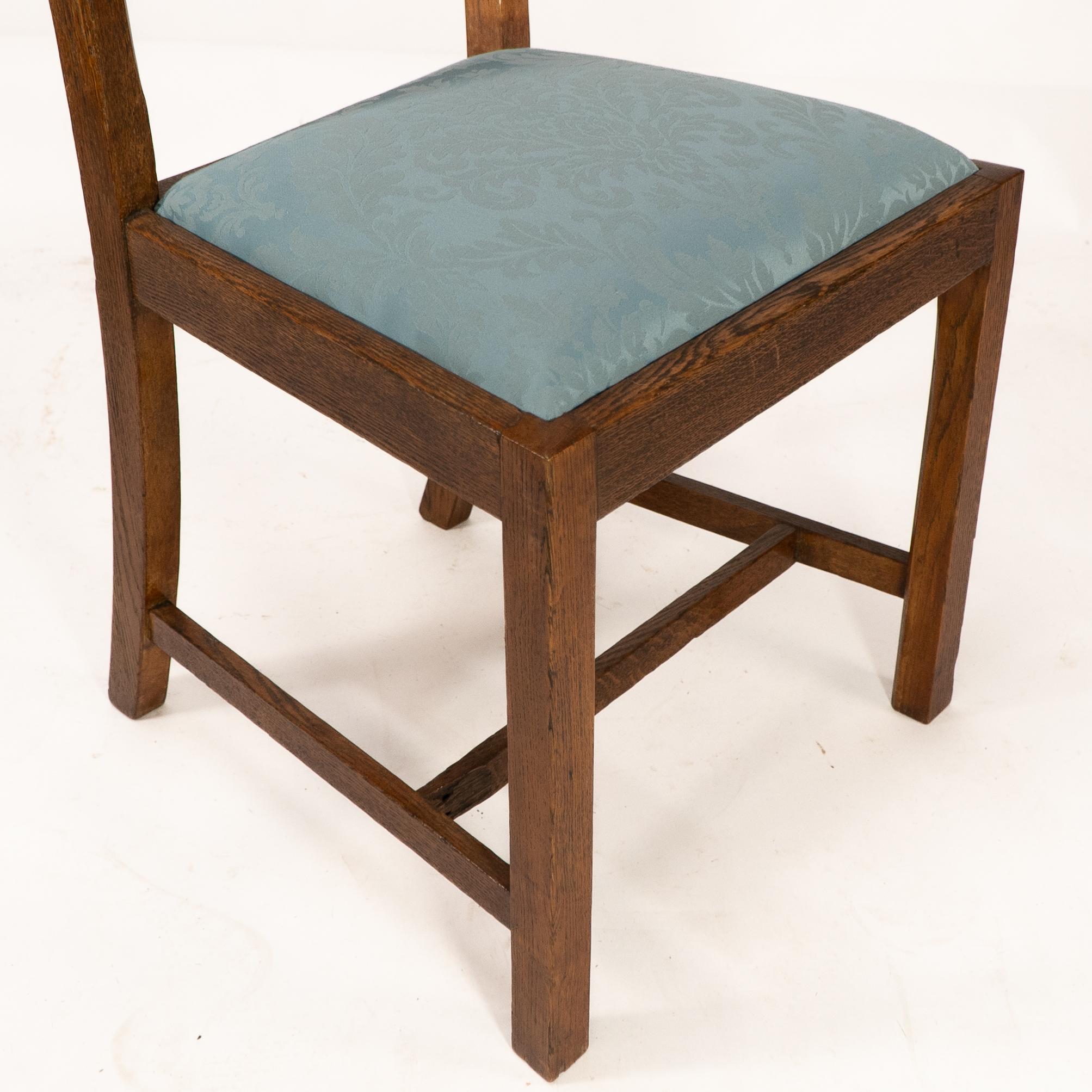 Heal's. Satz von 4 Arts & Craft Eichen-Gitterstühlen mit blauen Damastsitzen im Angebot 5