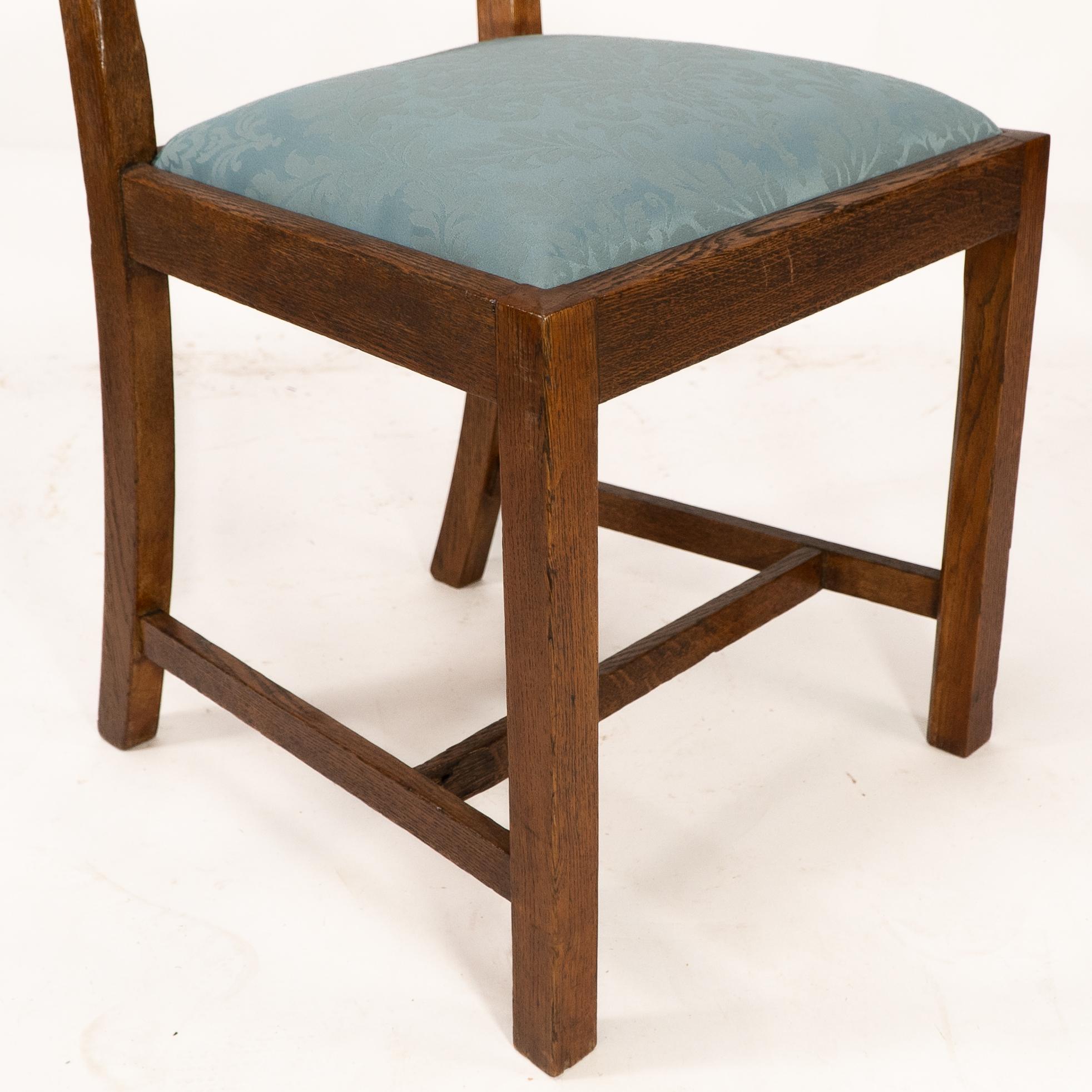 Heal's. Satz von 4 Arts & Craft Eichen-Gitterstühlen mit blauen Damastsitzen im Angebot 6
