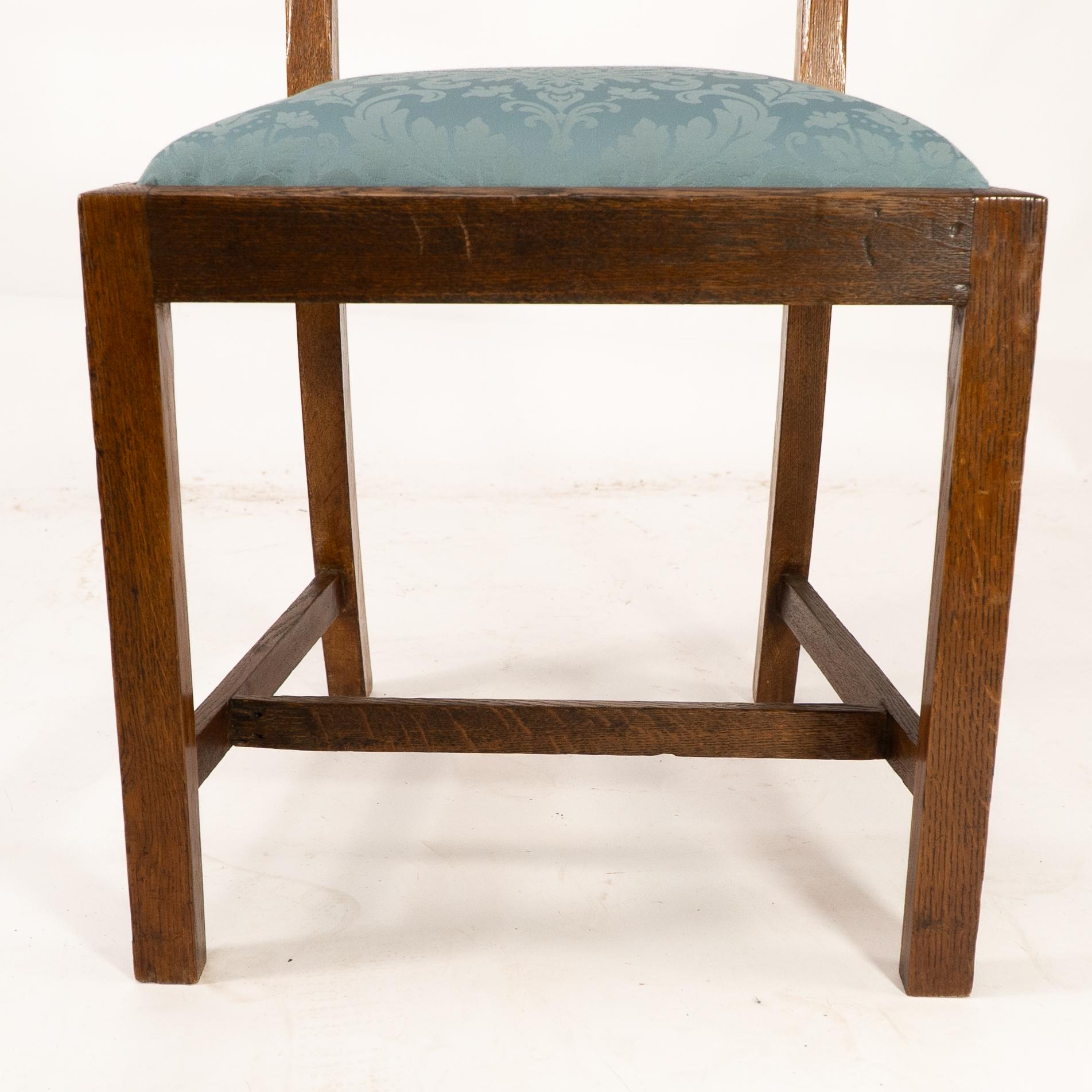 Guarisce. Set di 4 sedie da pranzo con schienale a traliccio in Oak & Crafts e sedute in damasco blu in vendita 7