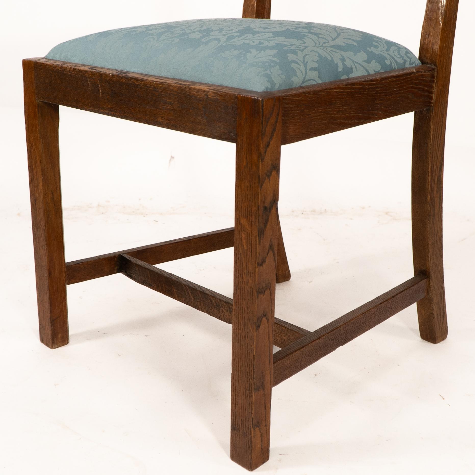 Guarisce. Set di 4 sedie da pranzo con schienale a traliccio in Oak & Crafts e sedute in damasco blu in vendita 9
