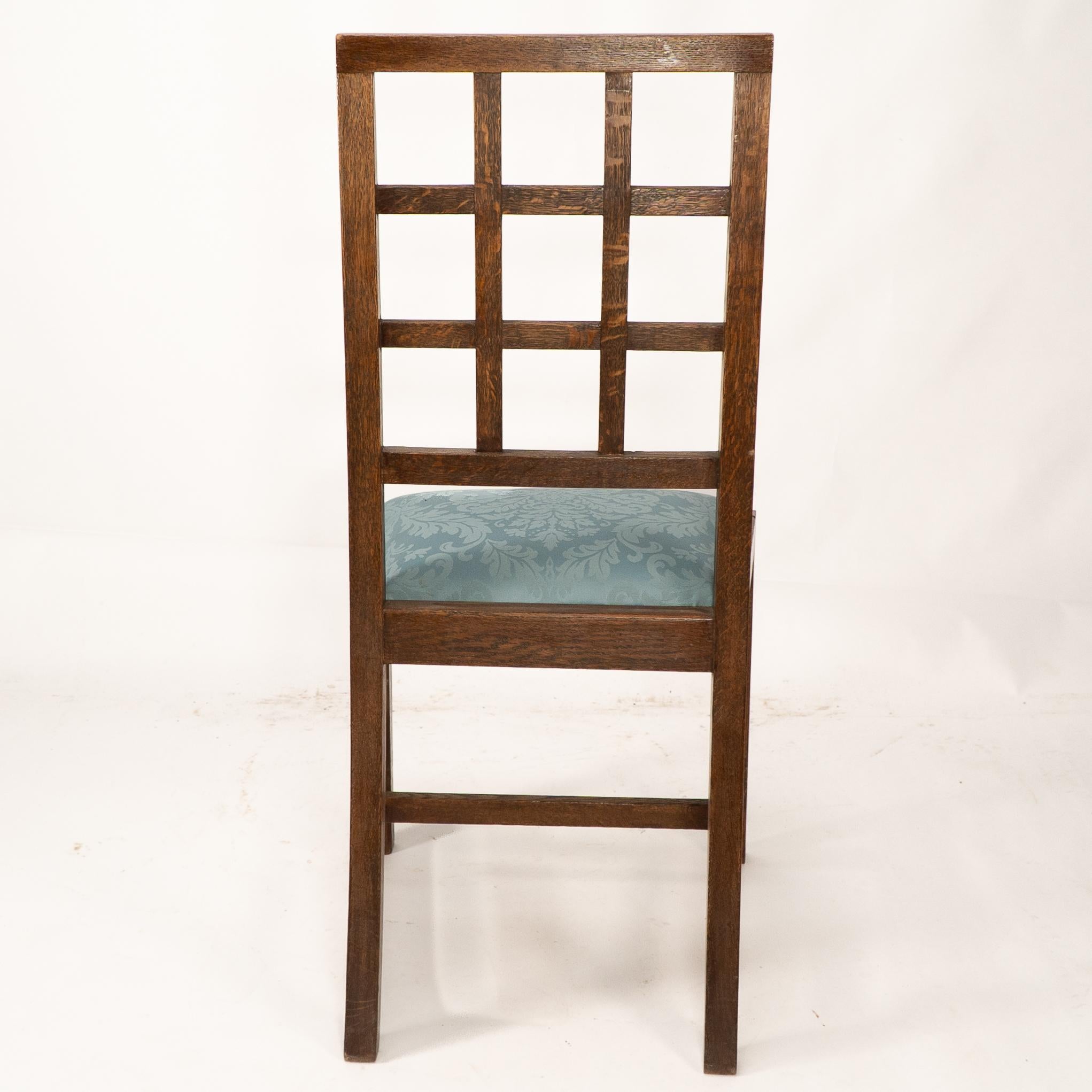 Heal's. Satz von 4 Arts & Craft Eichen-Gitterstühlen mit blauen Damastsitzen im Angebot 11
