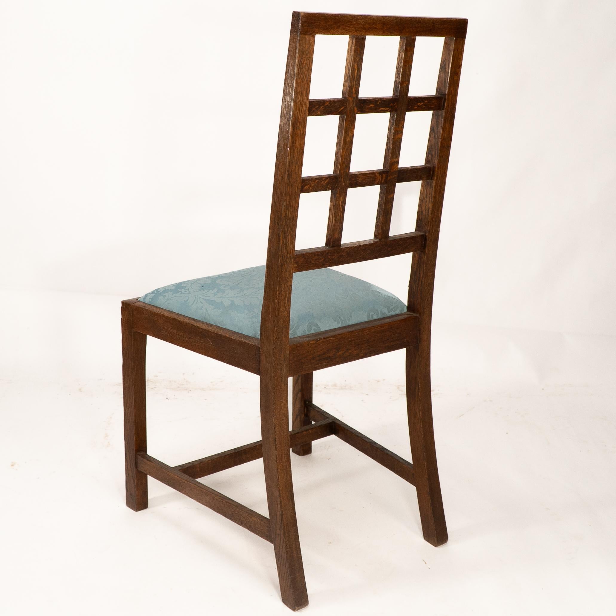 Guarisce. Set di 4 sedie da pranzo con schienale a traliccio in Oak & Crafts e sedute in damasco blu in vendita 12