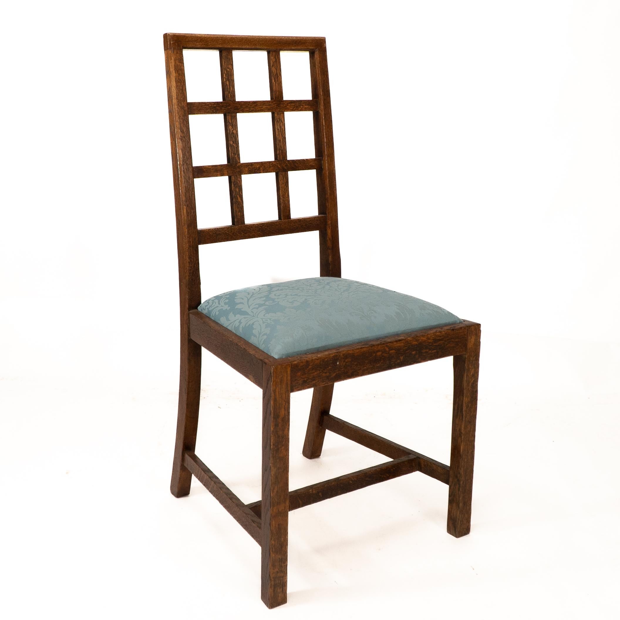 Heal's. Ein Satz von vier Arts and Crafts Eiche Gitter zurück Esszimmerstühle mit professionell neu gepolstert Sitze in blau Damast. Preis für das Set
