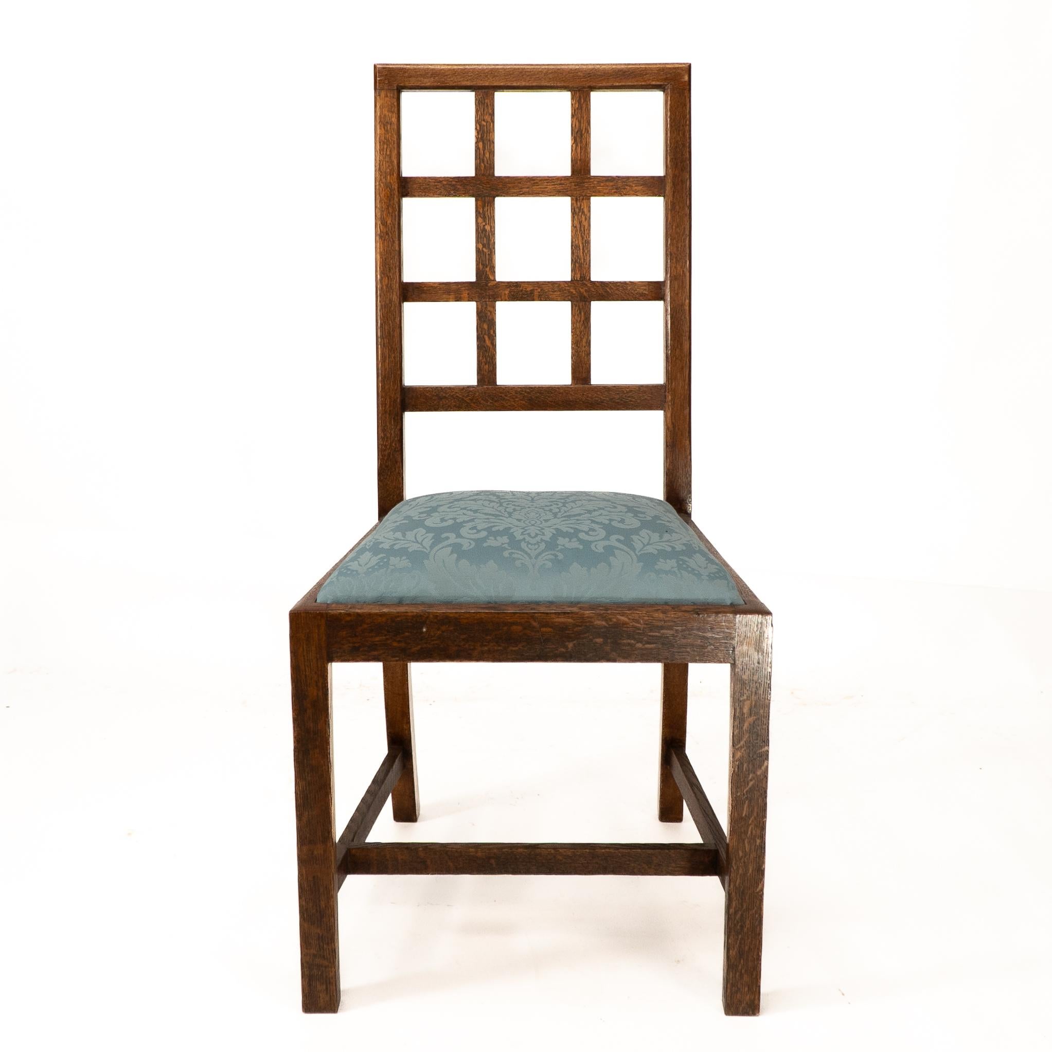 Heal's. Satz von 4 Arts & Craft Eichen-Gitterstühlen mit blauen Damastsitzen (Arts and Crafts) im Angebot