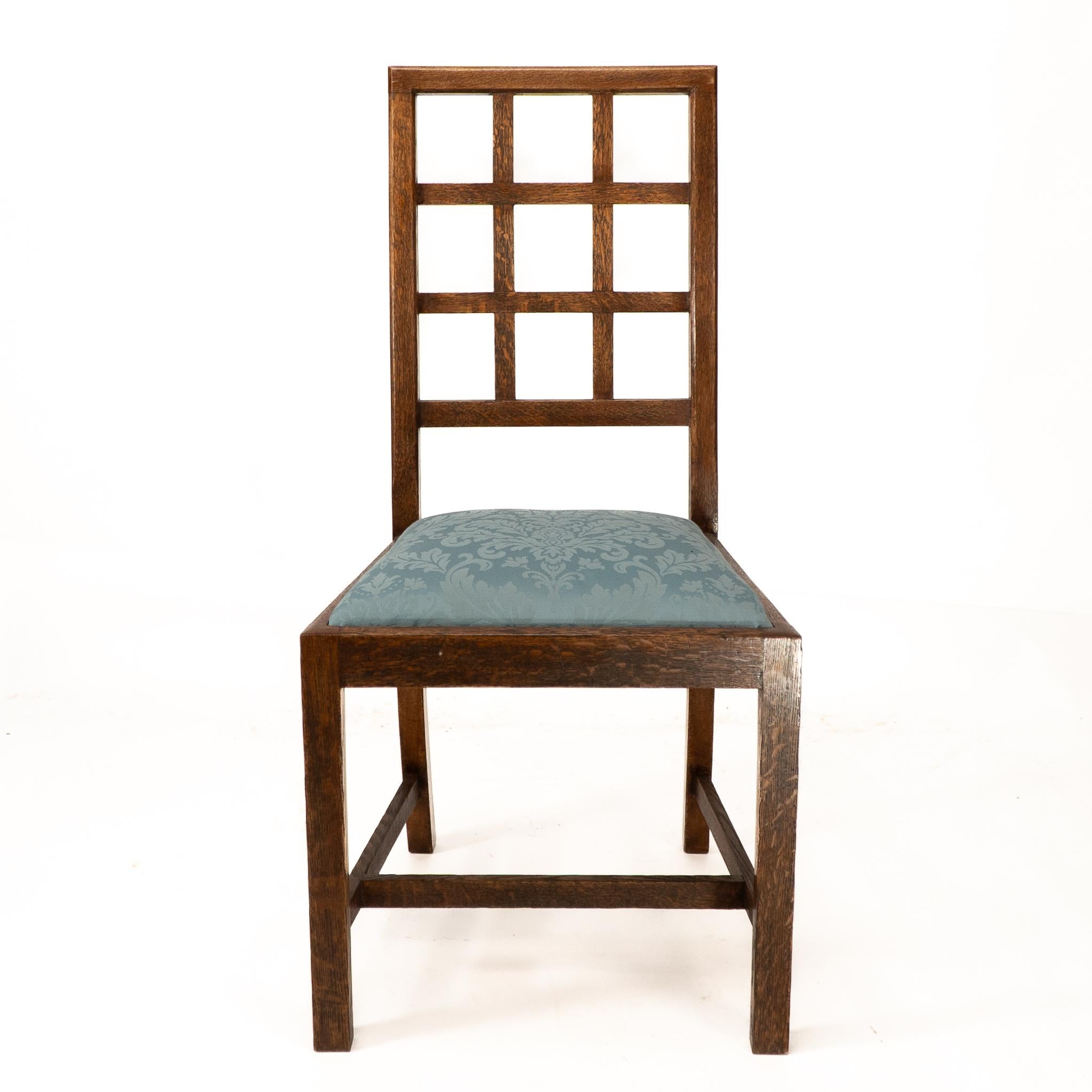 Arts and Crafts Guarisce. Set di 4 sedie da pranzo con schienale a traliccio in Oak & Crafts e sedute in damasco blu in vendita