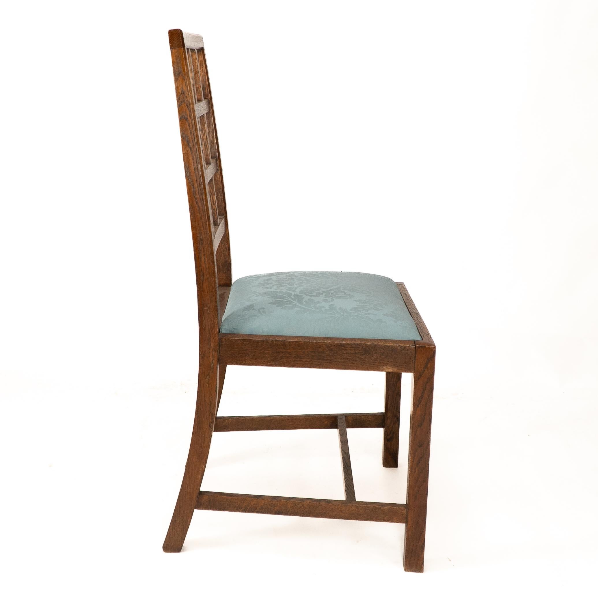 Heal's. Satz von 4 Arts & Craft Eichen-Gitterstühlen mit blauen Damastsitzen im Zustand „Gut“ im Angebot in London, GB