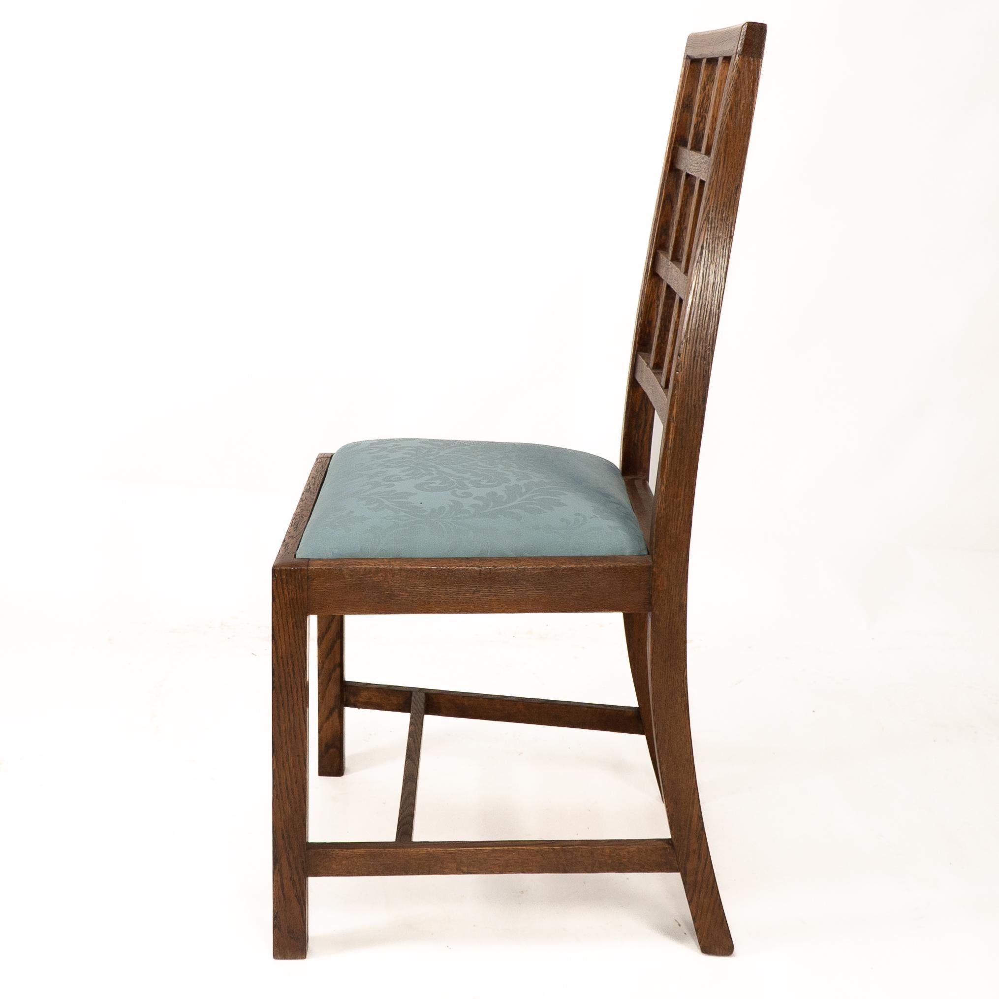 Heal's. Satz von 4 Arts & Craft Eichen-Gitterstühlen mit blauen Damastsitzen (Frühes 20. Jahrhundert) im Angebot