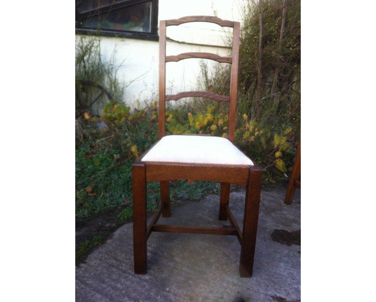 Arts and Crafts Heals, ensemble de quatre chaises de salle à manger anglaises Arts & Crafts en chêne arqué avec dossier en échelle en vente