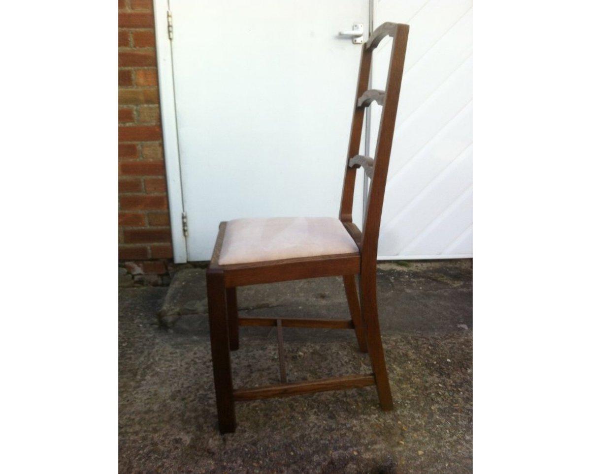 Heals, Satz von vier englischen Arts & Crafts-Esszimmerstühlen aus Eichenholz mit gewölbter Platte und Leiterrückenlehne (Englisch) im Angebot
