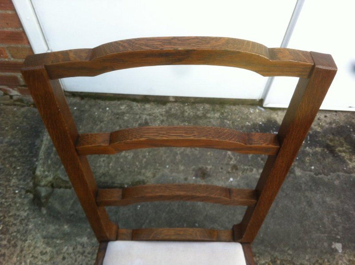 Heals, Satz von vier englischen Arts & Crafts-Esszimmerstühlen aus Eichenholz mit gewölbter Platte und Leiterrückenlehne (Handgefertigt) im Angebot