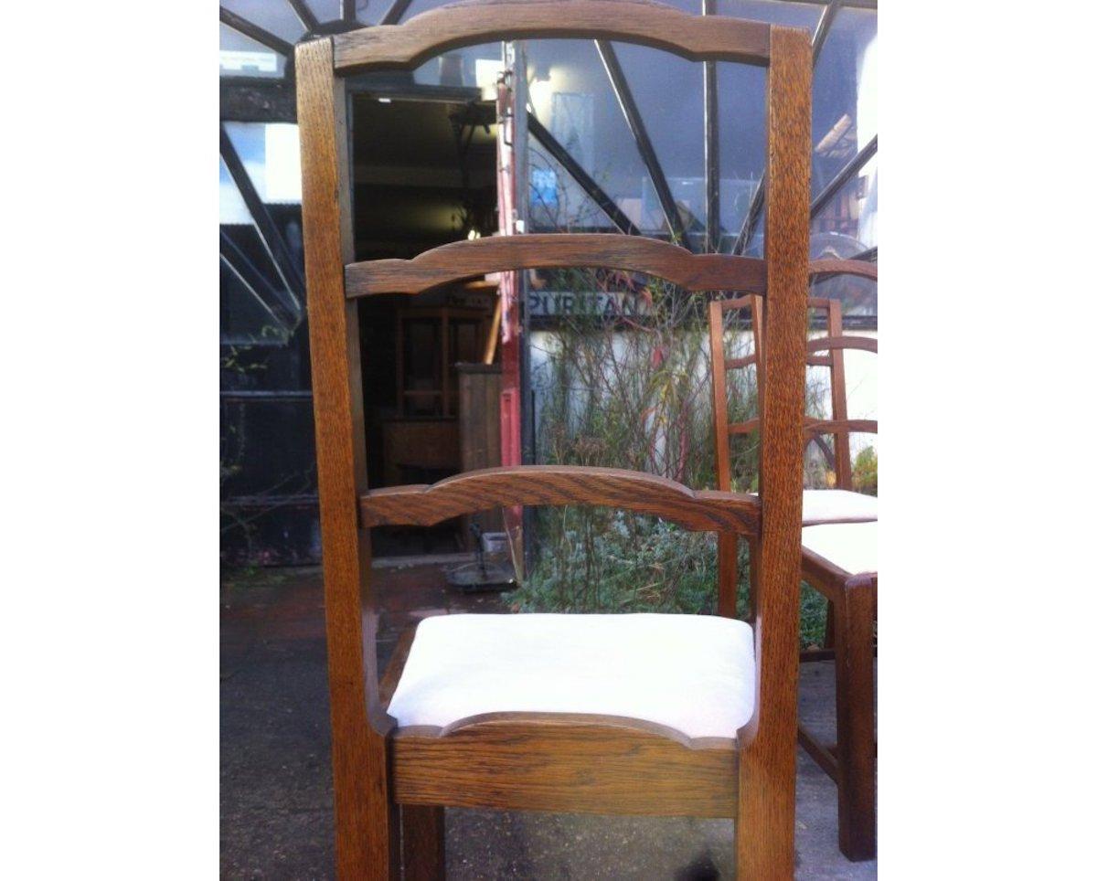Heals, ensemble de quatre chaises de salle à manger anglaises Arts & Crafts en chêne arqué avec dossier en échelle Bon état - En vente à London, GB