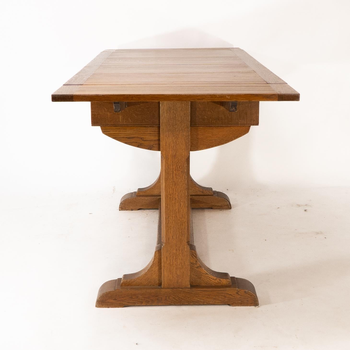 Heals & Son. An Arts & Crafts narrow oak extending dining table For Sale 3
