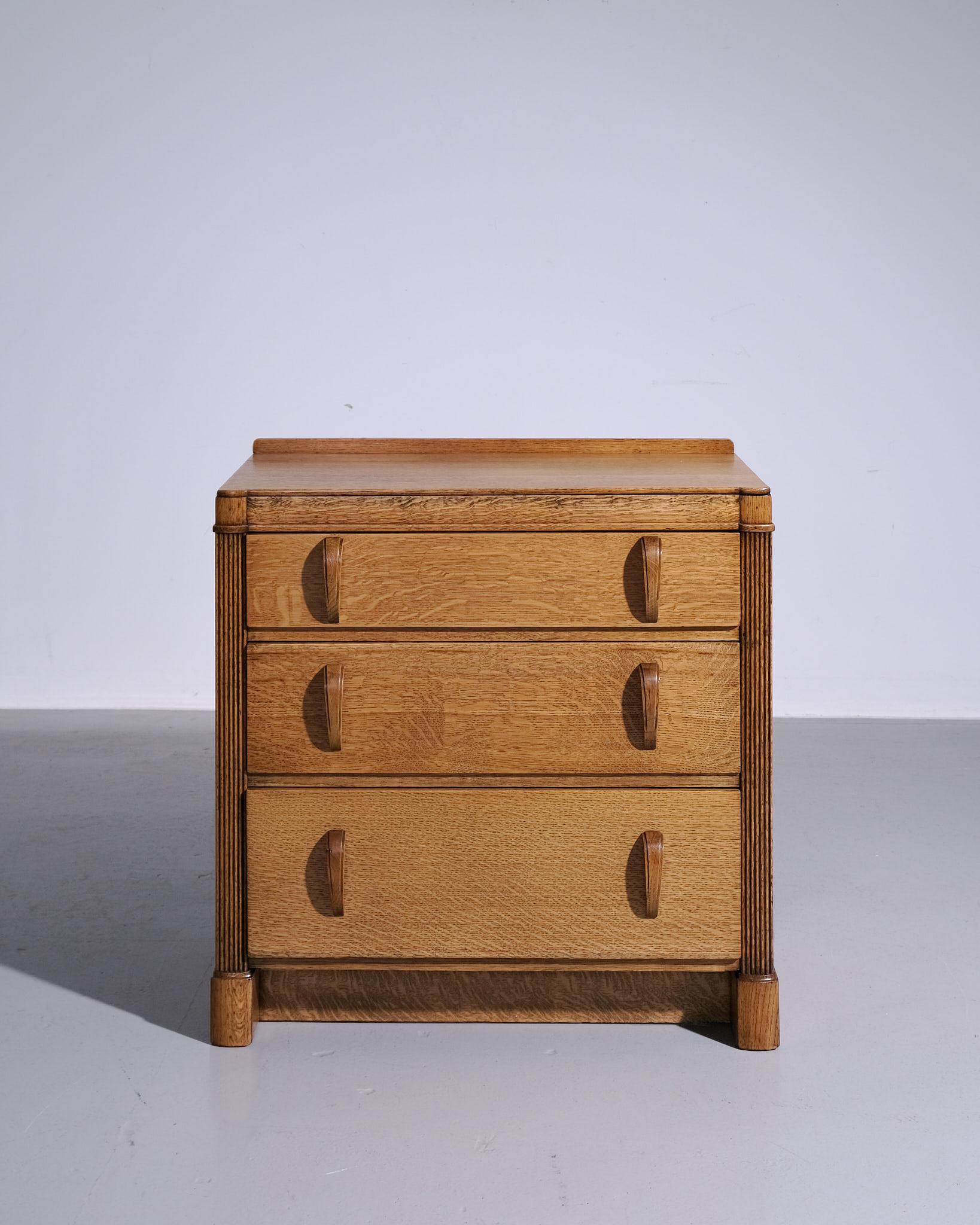 Mid-Century Modern Heals & Sons 'Odeon' Chest of Drawers in Oak from the 1930s