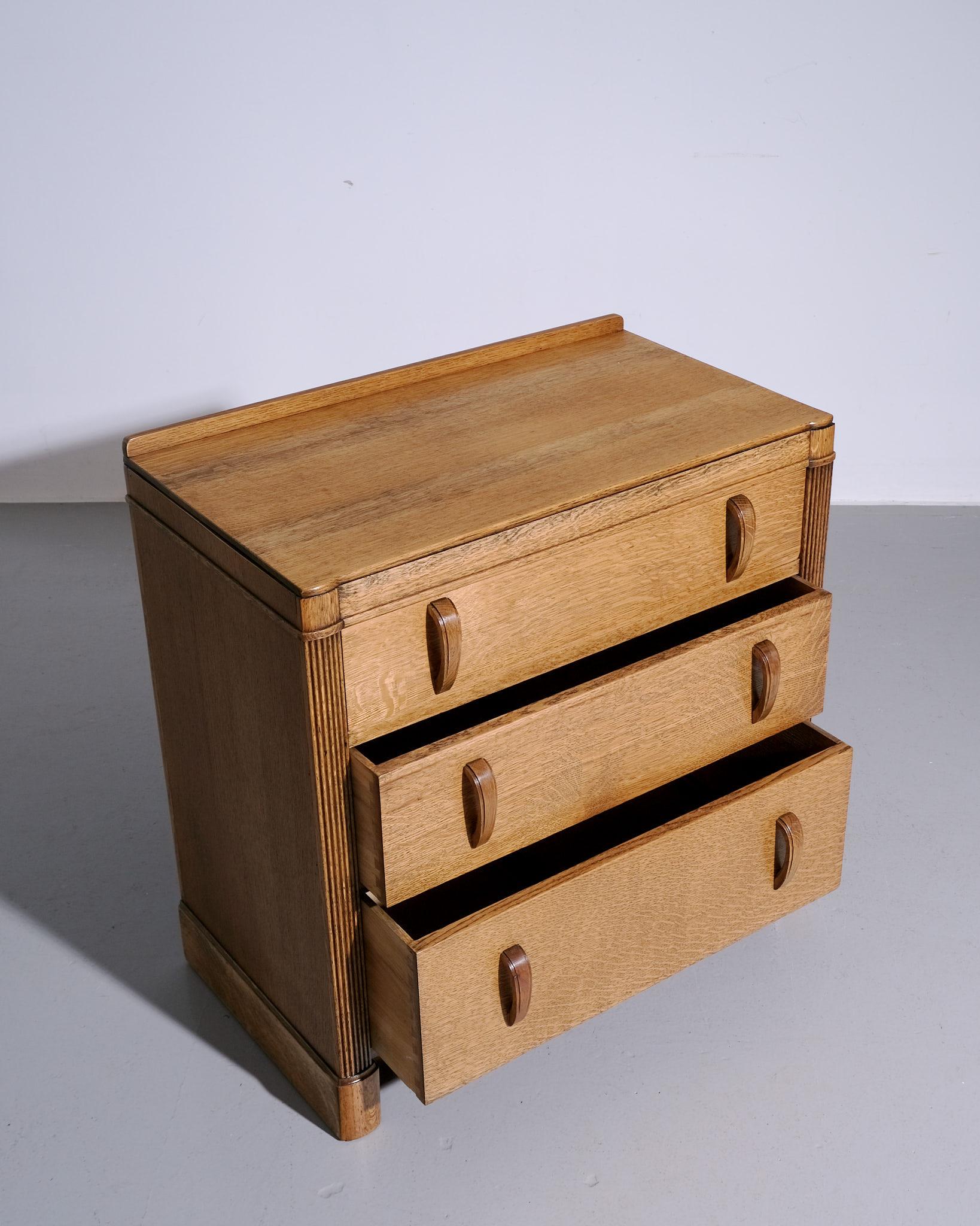 English Heals & Sons 'Odeon' Chest of Drawers in Oak from the 1930s