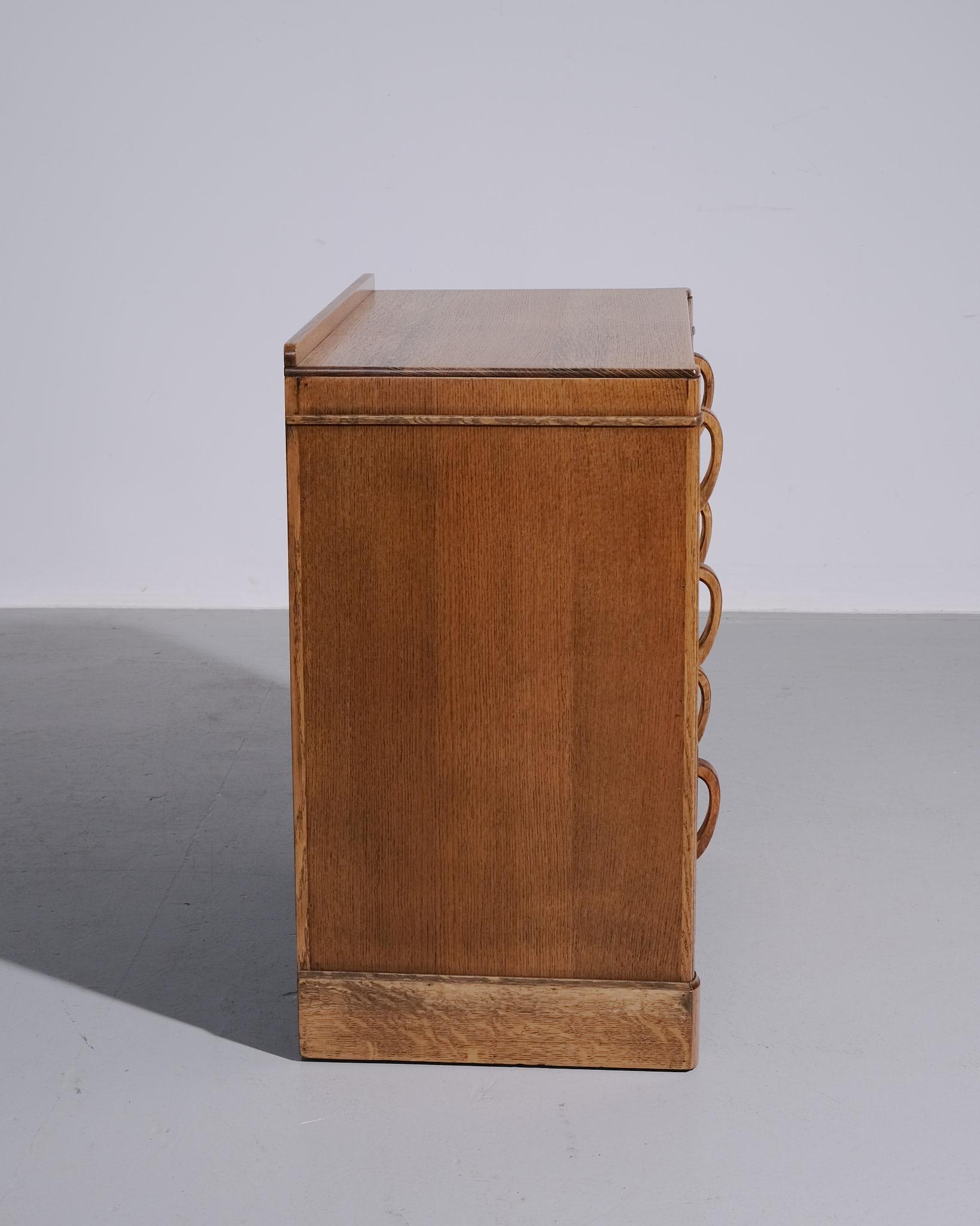 Heals & Sons 'Odeon' Chest of Drawers in Oak from the 1930s In Good Condition In London, GB