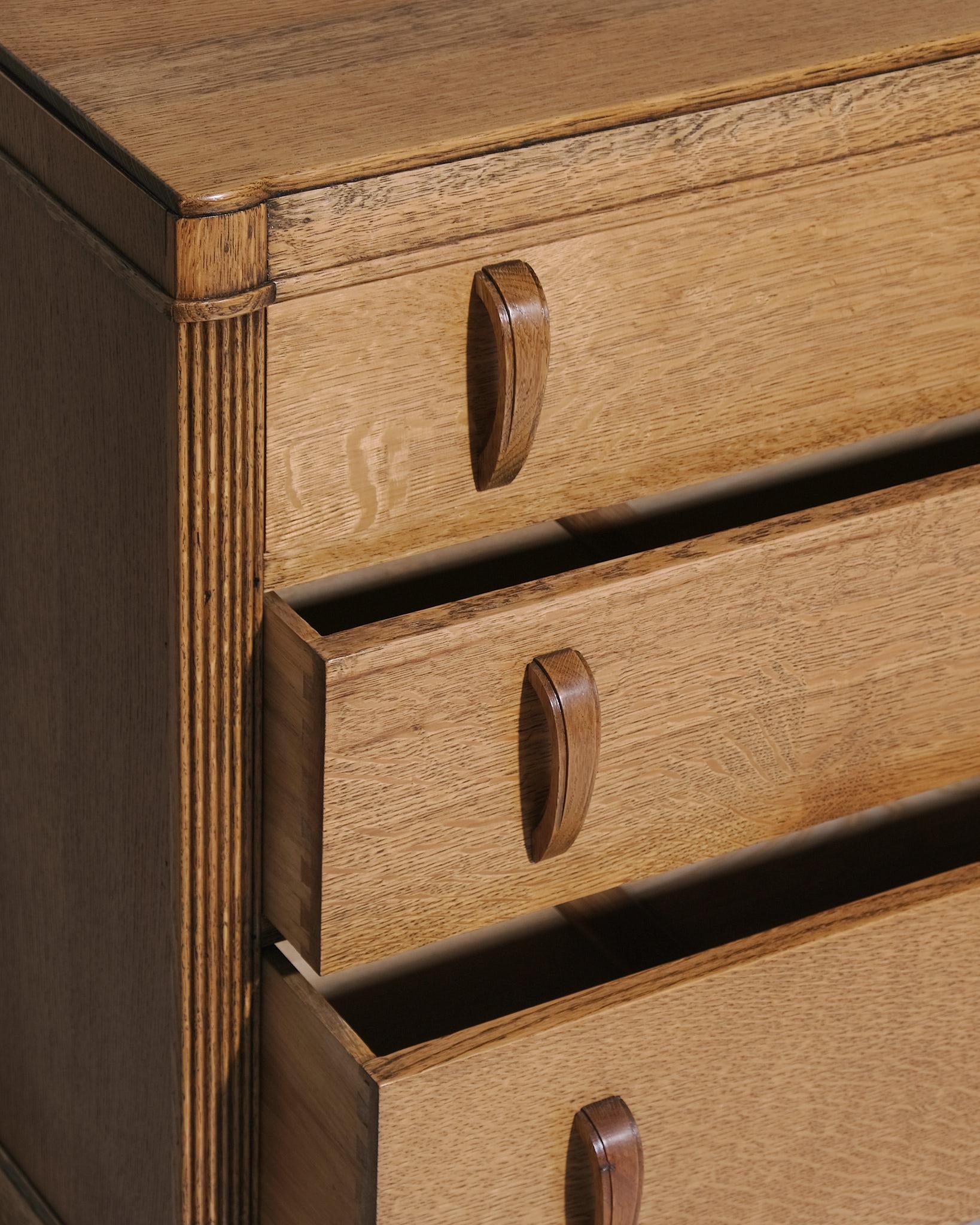 Mid-20th Century Heals & Sons 'Odeon' Chest of Drawers in Oak from the 1930s