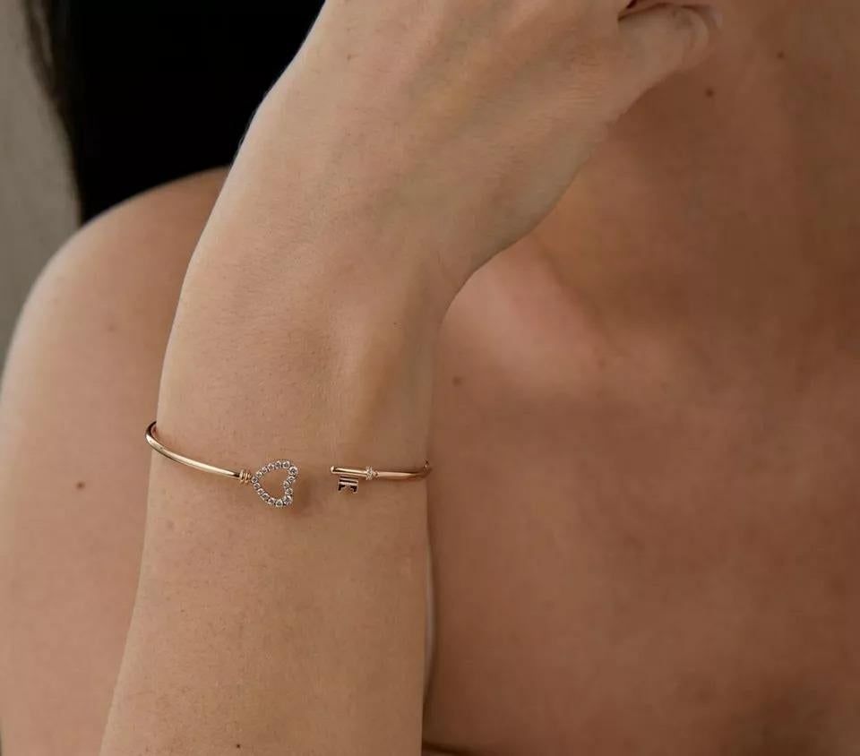 Bracciale flessibile con cuore e chiave in oro massiccio 14k e diamanti autentici Regalo di nozze
Leggero, può essere indossato tutti i giorni

Informazioni aggiuntive:
Condit: Nuovo con etichette: Un articolo nuovo di zecca, non usato e non