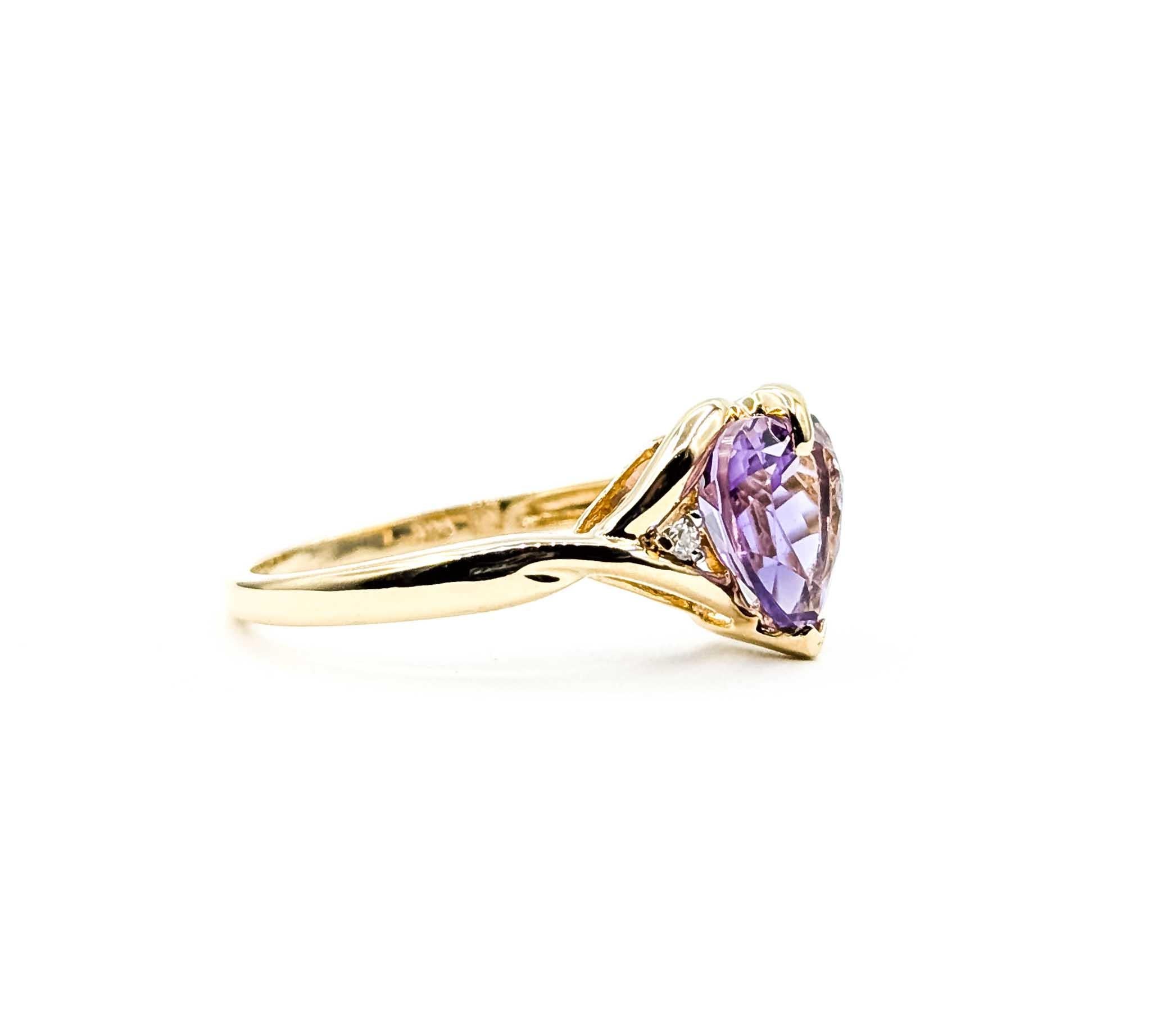 Ti presentiamo questo bellissimo anello con ametista realizzato in oro giallo 14 carati. L'anello presenta una splendida ametista da 1,50 carati, che mostra una ricca e profonda tonalità viola, splendidamente completata dai toni caldi della