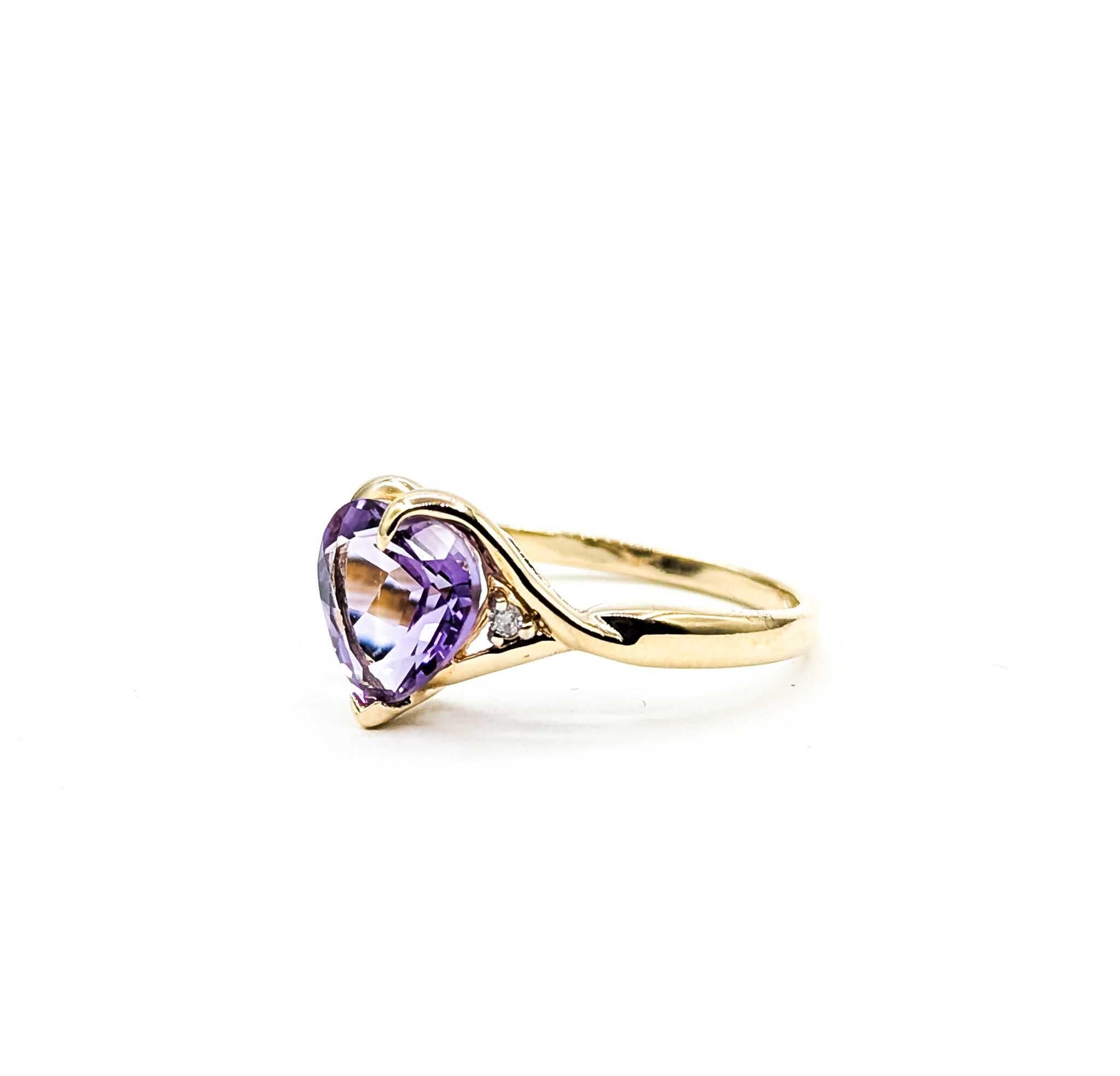 Moderno Anello con cuore di ametista e oro giallo 14K in vendita