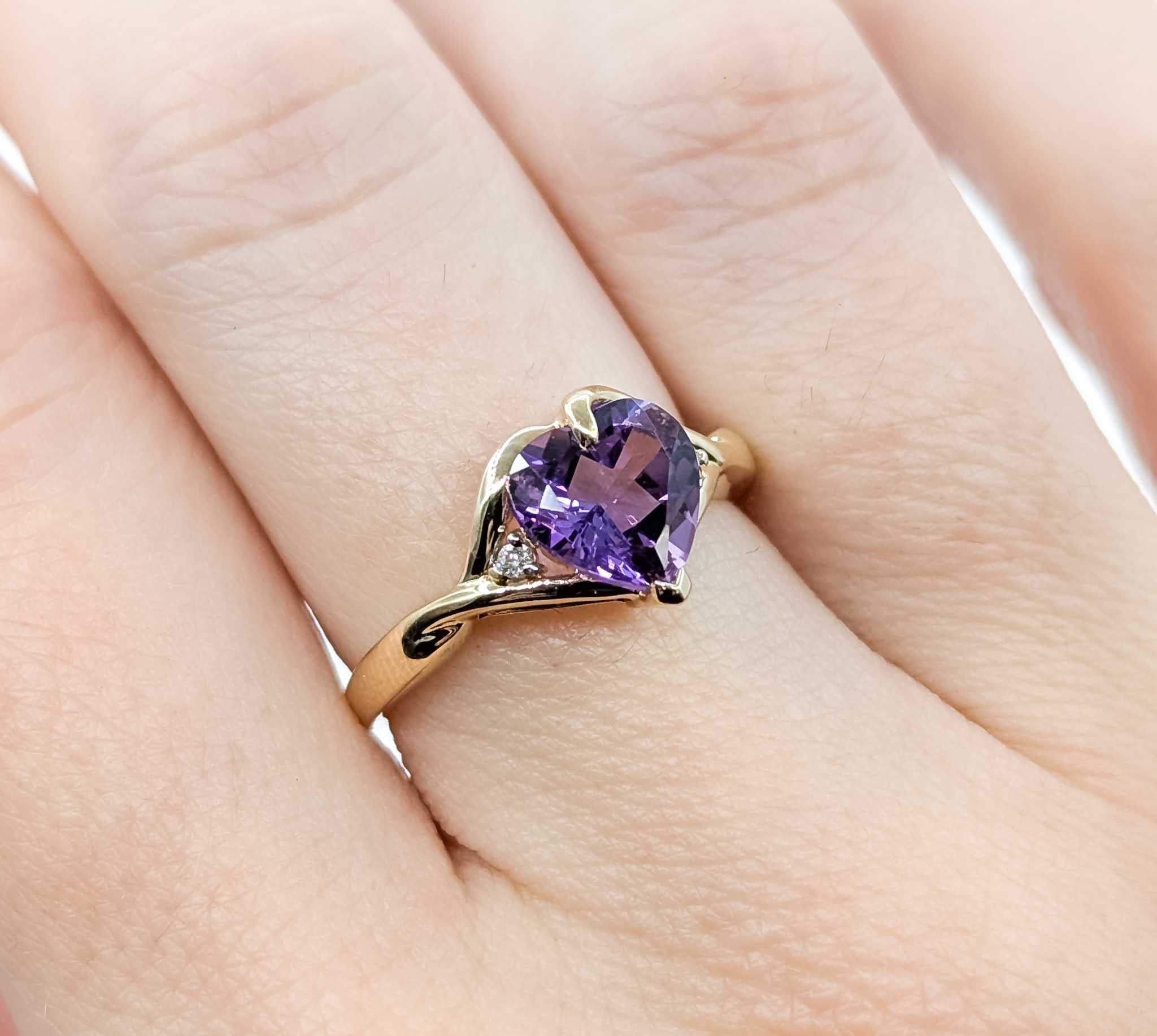 Anello con cuore di ametista e oro giallo 14K In condizioni ottime in vendita a Bloomington, MN