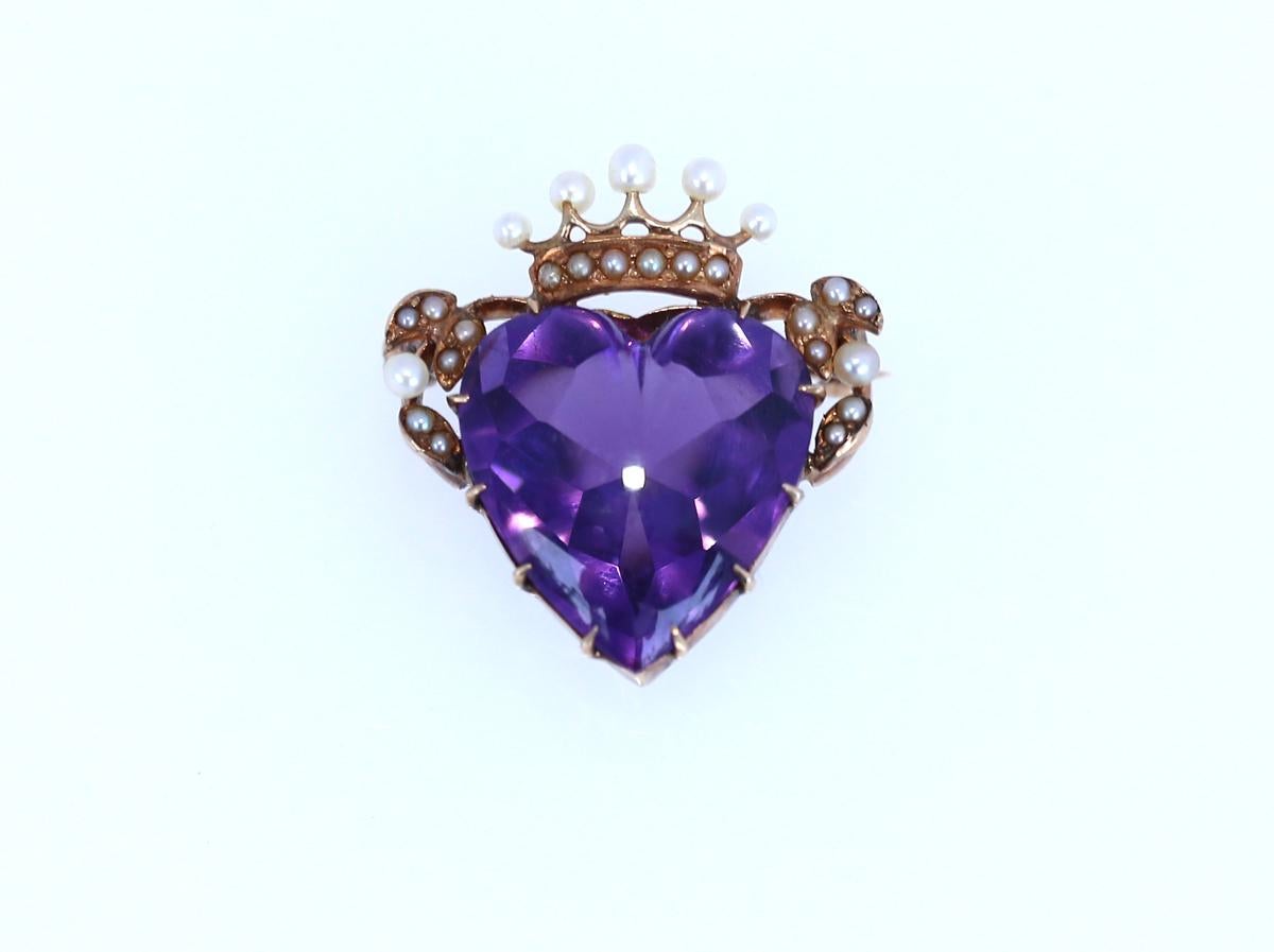 Heart Amethyst Purple Cabochon Pearls Crown Brooch 14 Karat Yellow Gold, 1930 In Good Condition In Herzelia, Tel Aviv