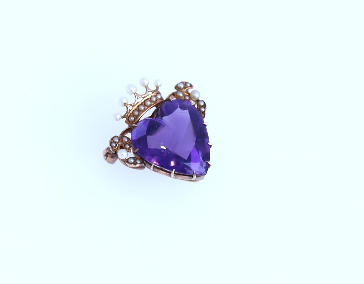 Women's or Men's Heart Amethyst Purple Cabochon Pearls Crown Brooch 14 Karat Yellow Gold, 1930