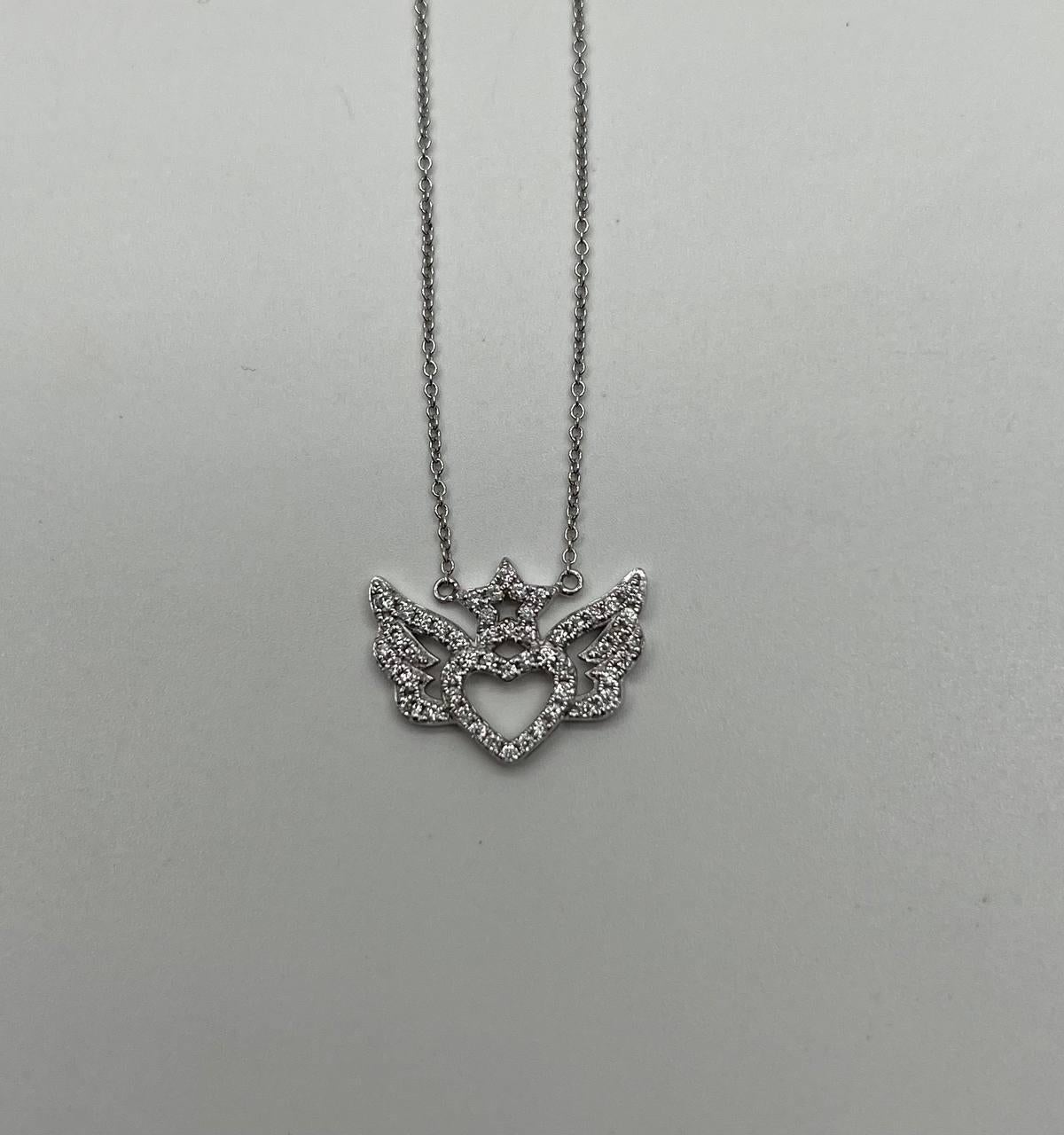 Un'affascinante collana con 0,45 carati di diamanti bianchi incastonati in un intricato design in oro bianco 18 carati.