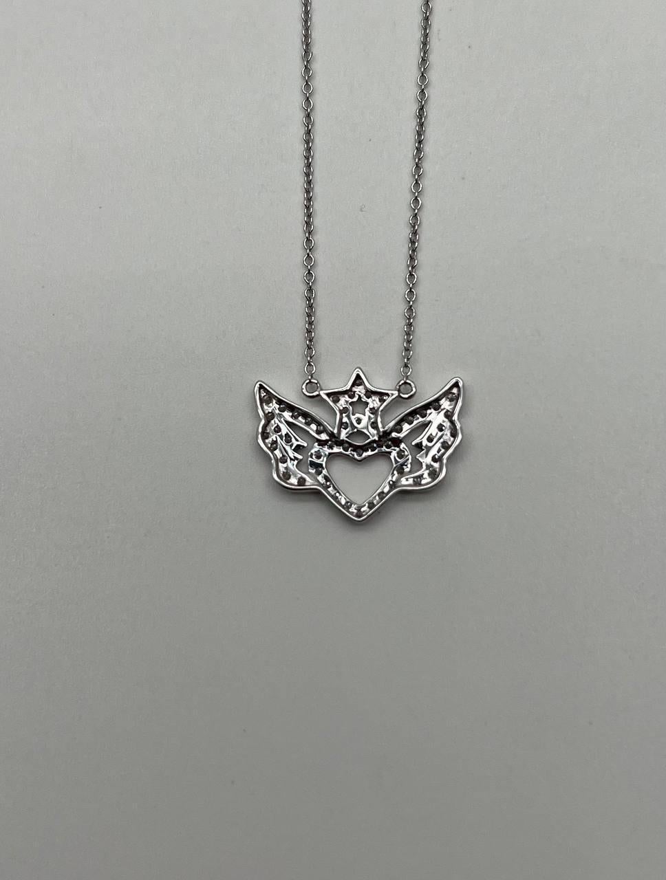 Taglio misto Collana con ciondolo a catena in oro bianco 18 carati con cuore ad angolo e ali, stella con diamante a raggiera in vendita