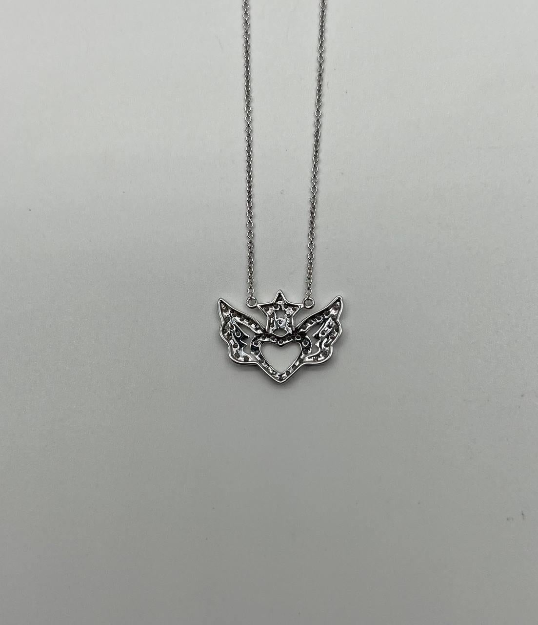 Collana con ciondolo a catena in oro bianco 18 carati con cuore ad angolo e ali, stella con diamante a raggiera In condizioni Nuovo in vendita a Oakton, VA